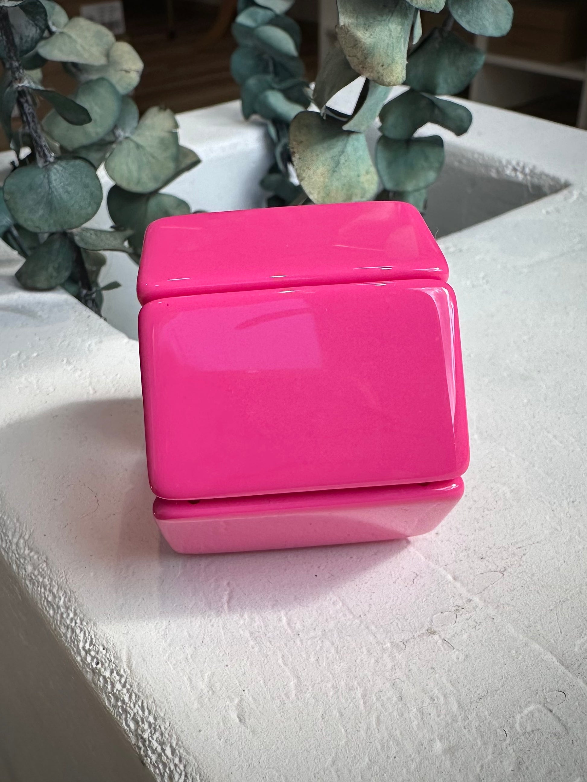 Bracelet STAMPS couleur rose bonbon sur fond blanc