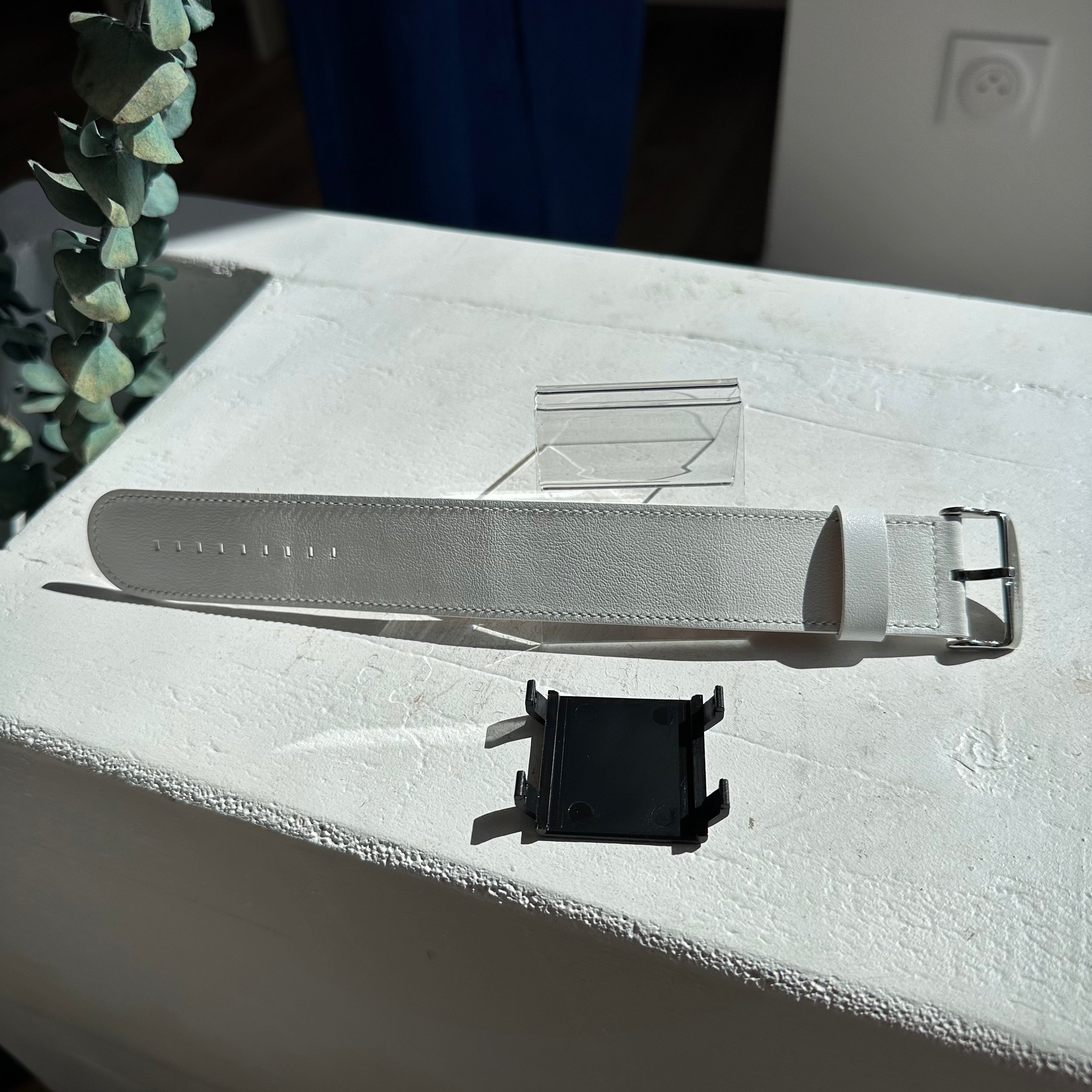 Bracelet STAMPS Classic Leather White posé sur table