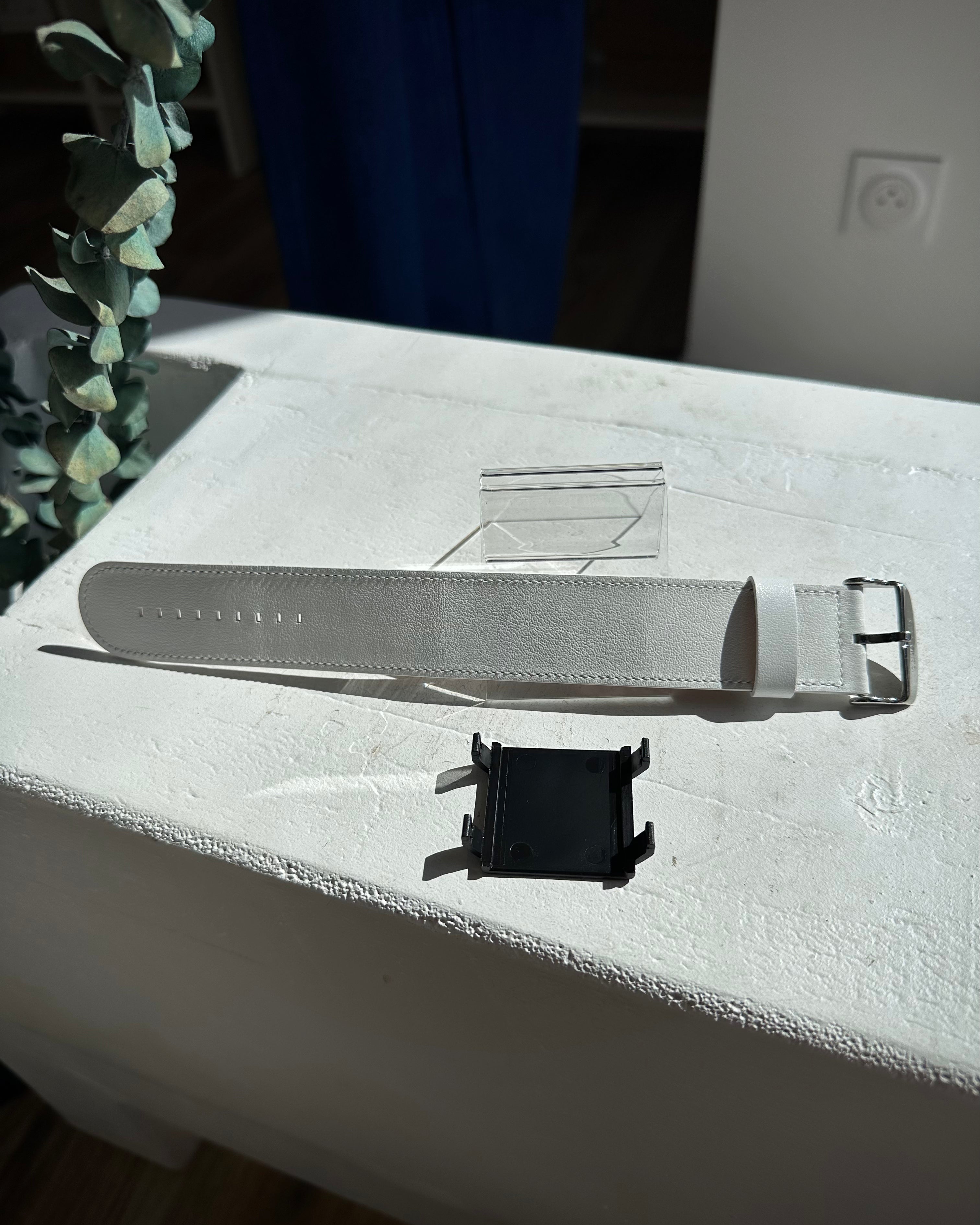 Bracelet STAMPS Classic Leather White posé sur table