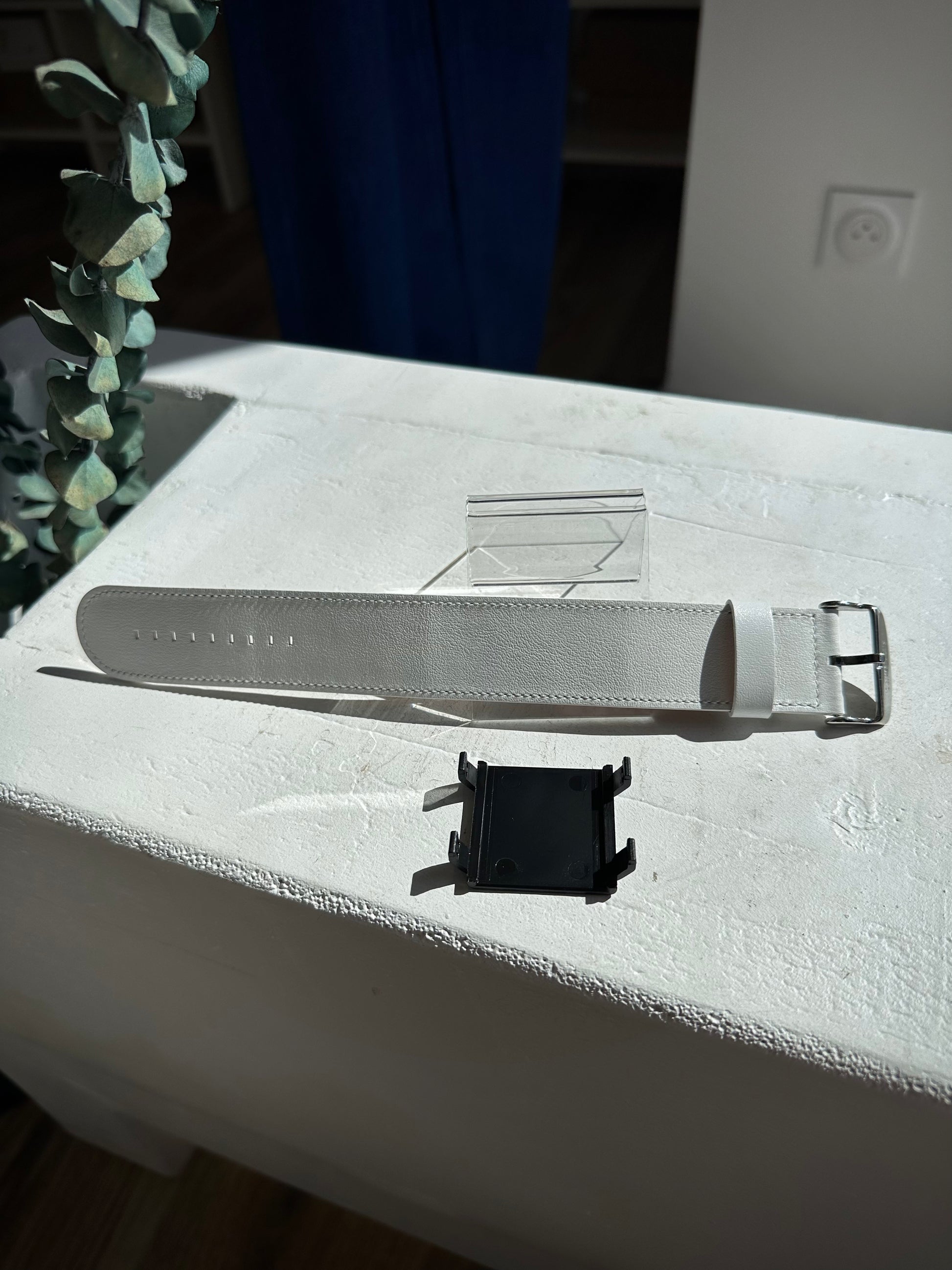 Bracelet STAMPS Classic Leather White posé sur table