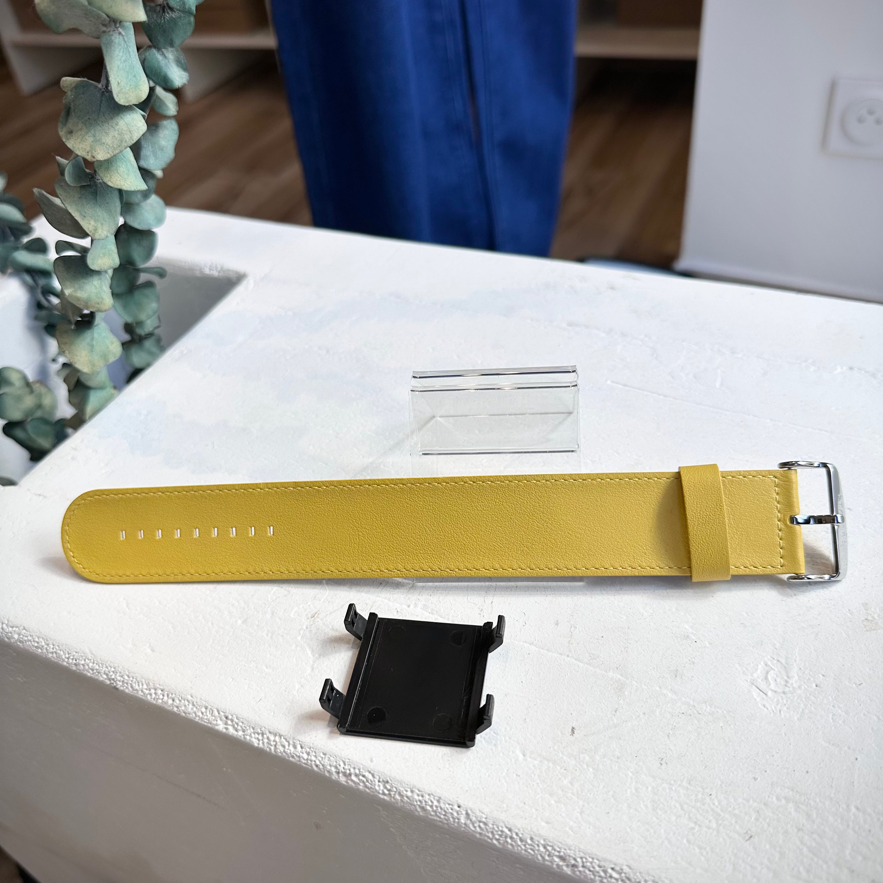 Bracelet STAMPS Classic Leather Yellow posé sur table