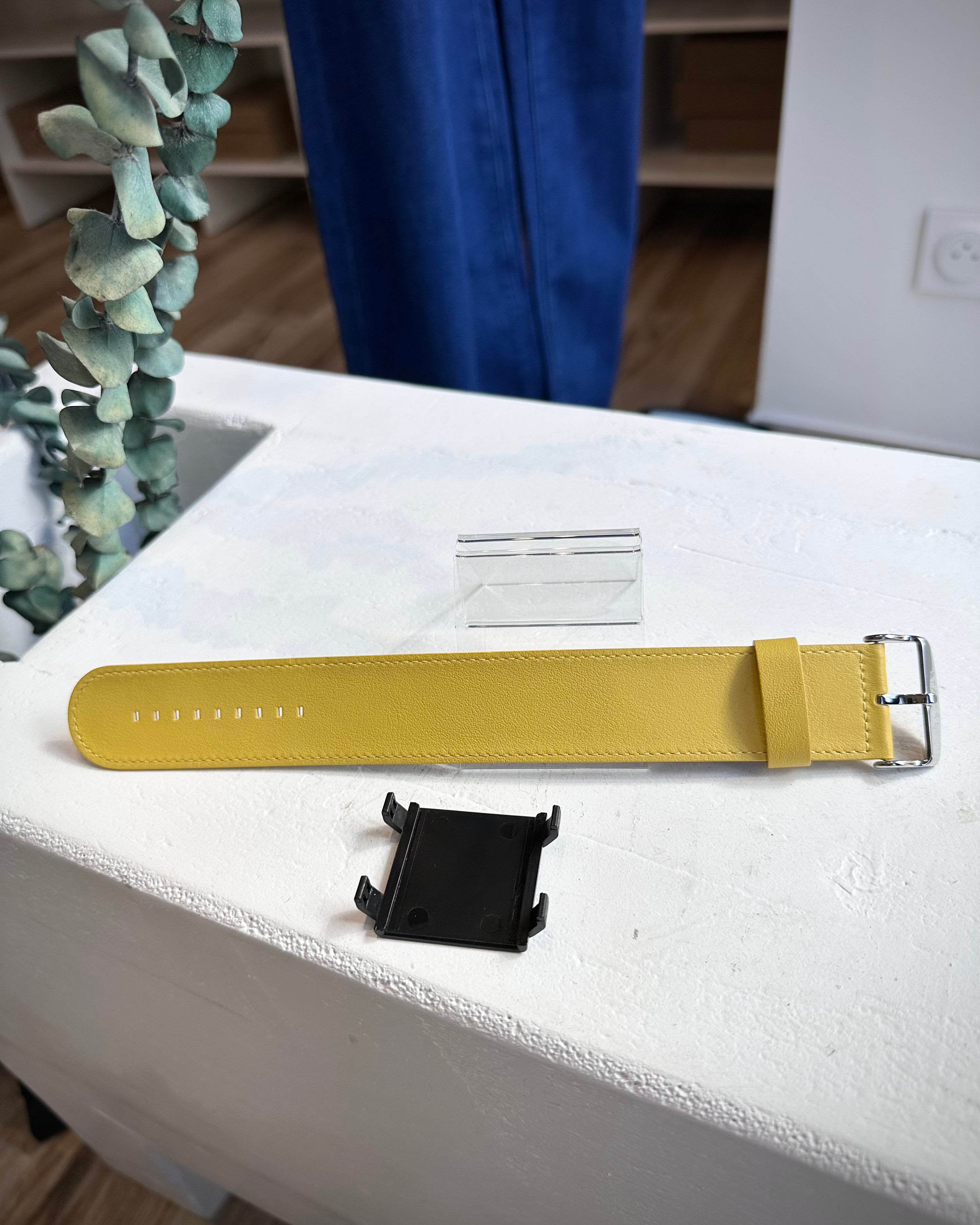 Bracelet STAMPS Classic Leather Yellow posé sur table