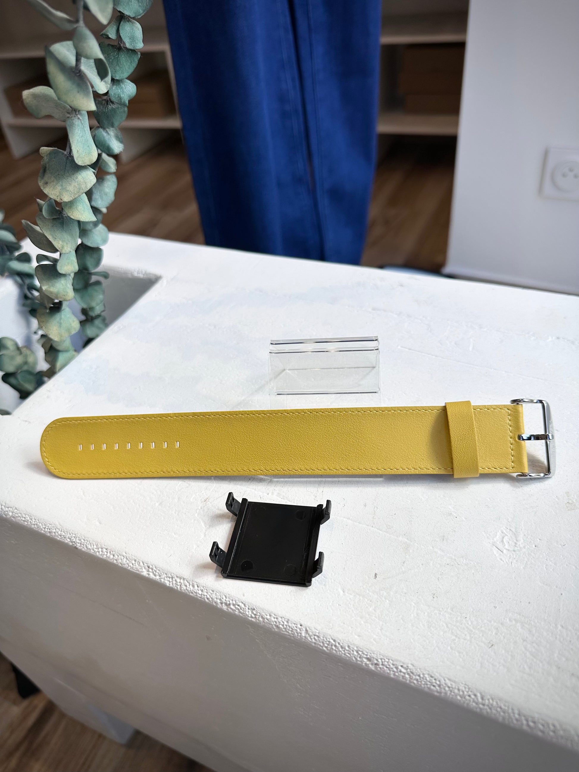 Bracelet STAMPS Classic Leather Yellow posé sur table