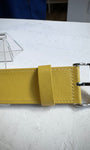 Gros plan sur la texture du cuir jaune