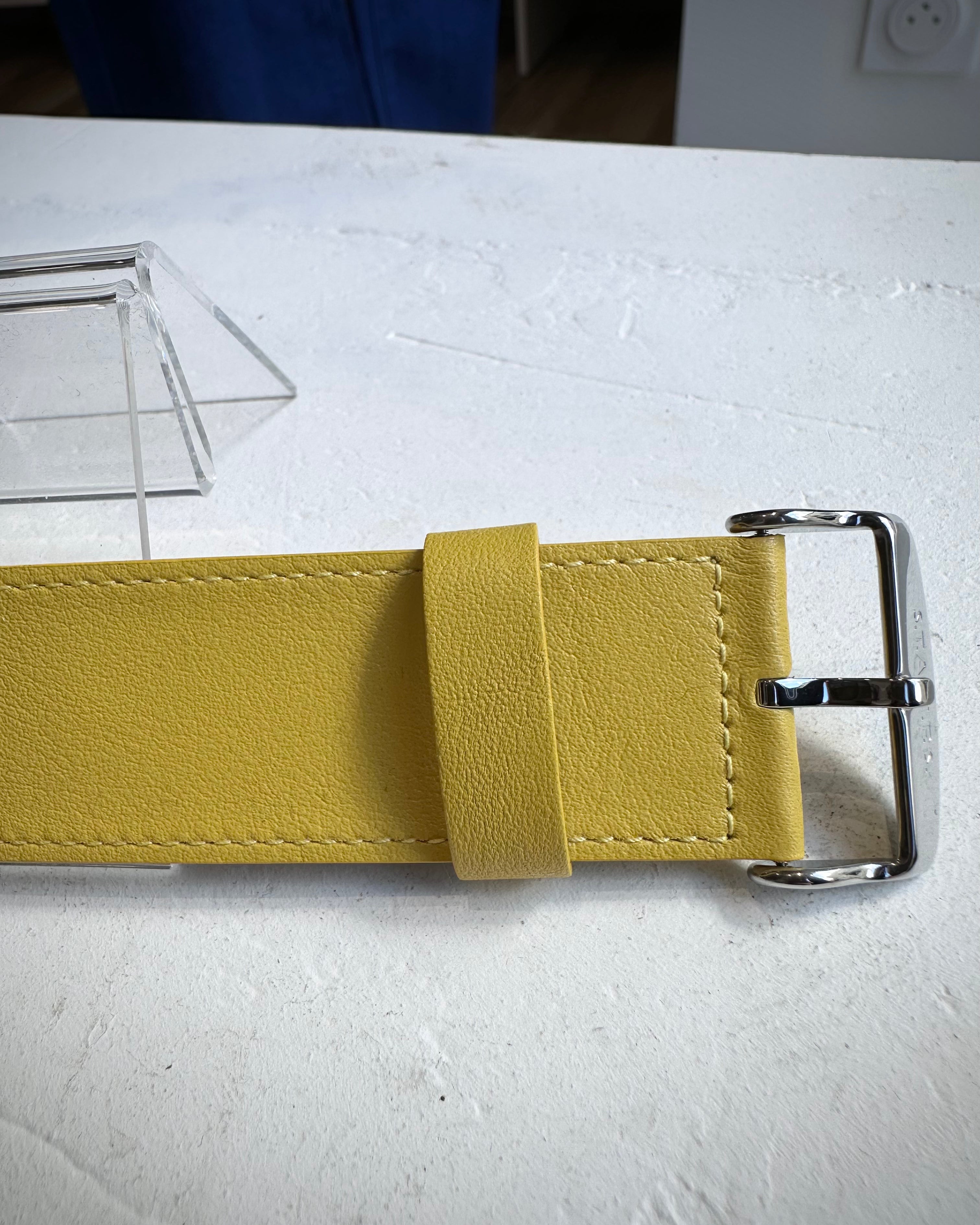 Gros plan sur la texture du cuir jaune