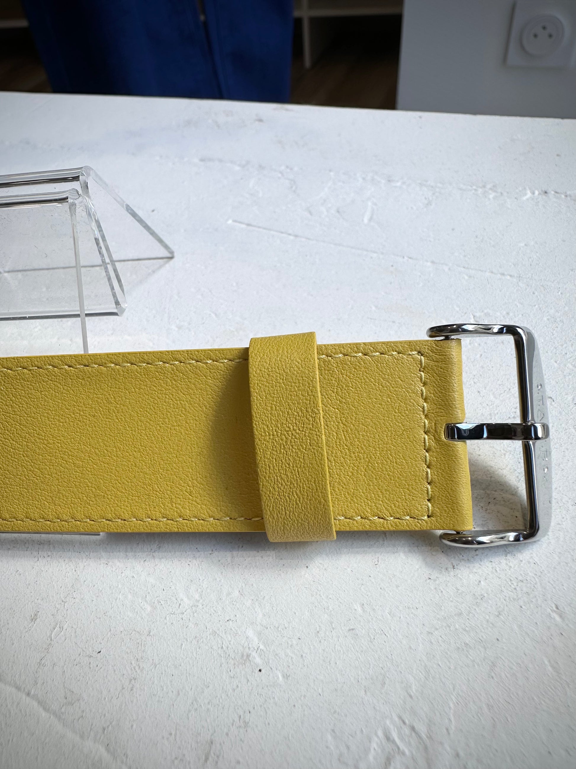 Gros plan sur la texture du cuir jaune