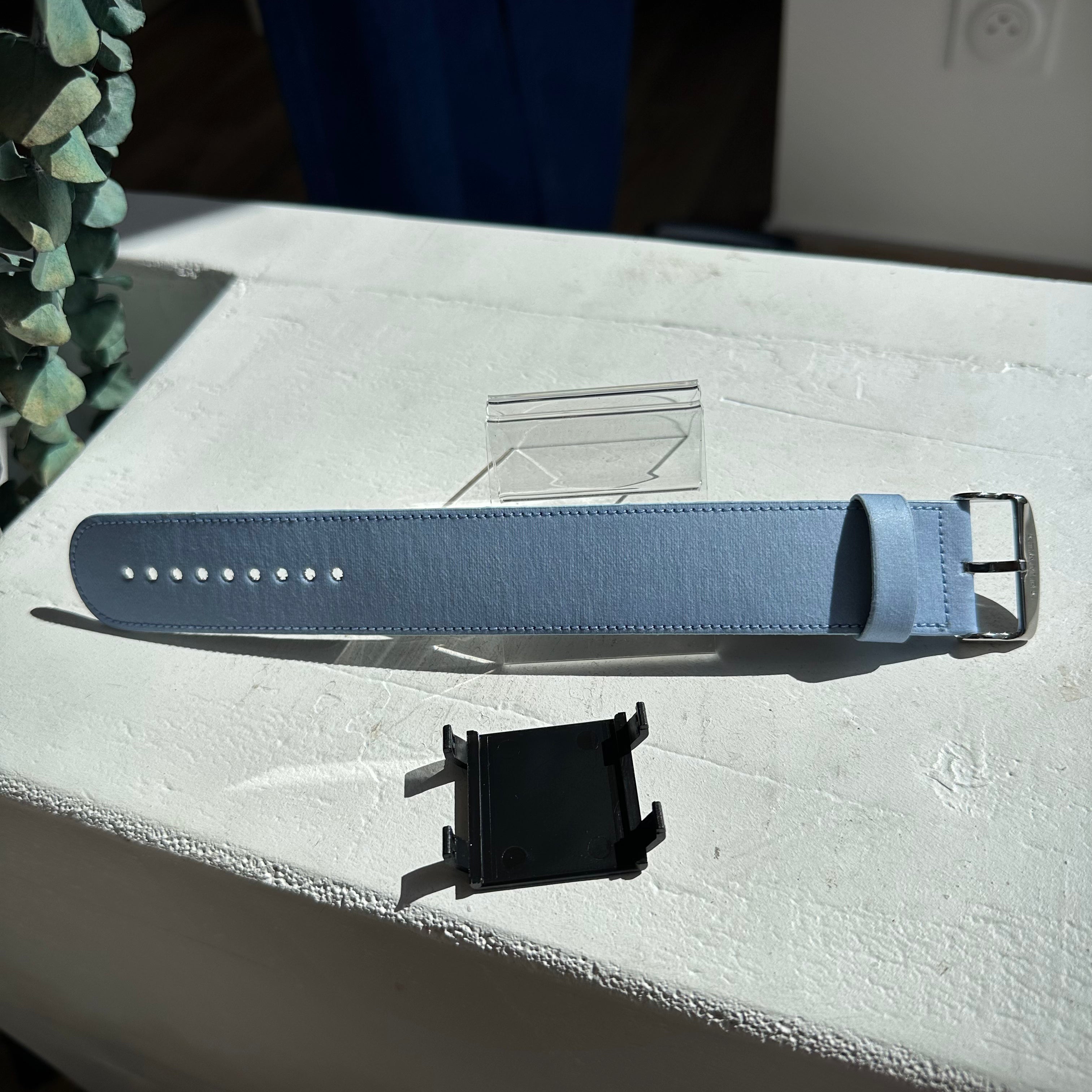 Bracelet STAMPS bleu ciel Airy Blue posé sur table 