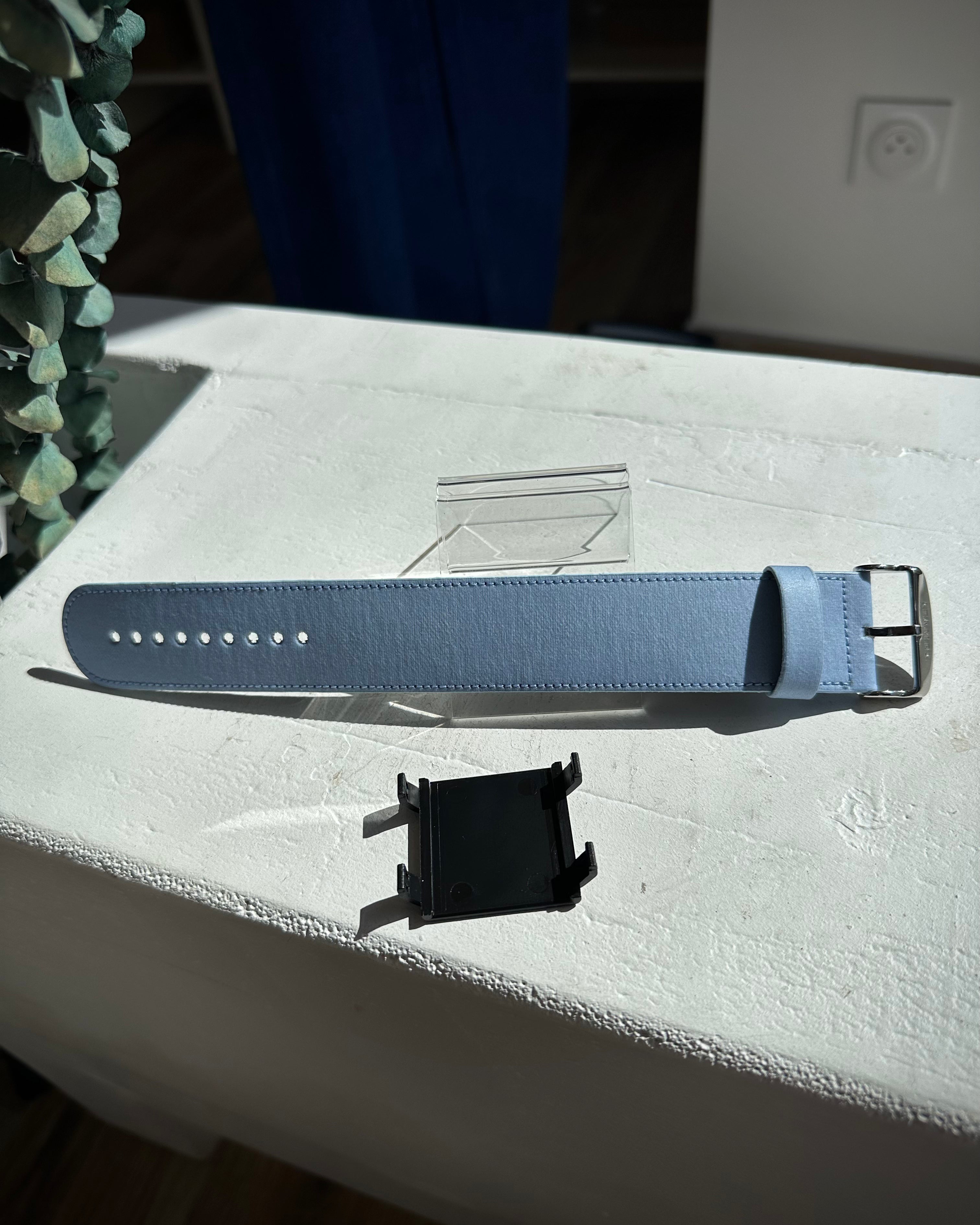 Bracelet STAMPS bleu ciel Airy Blue posé sur table 