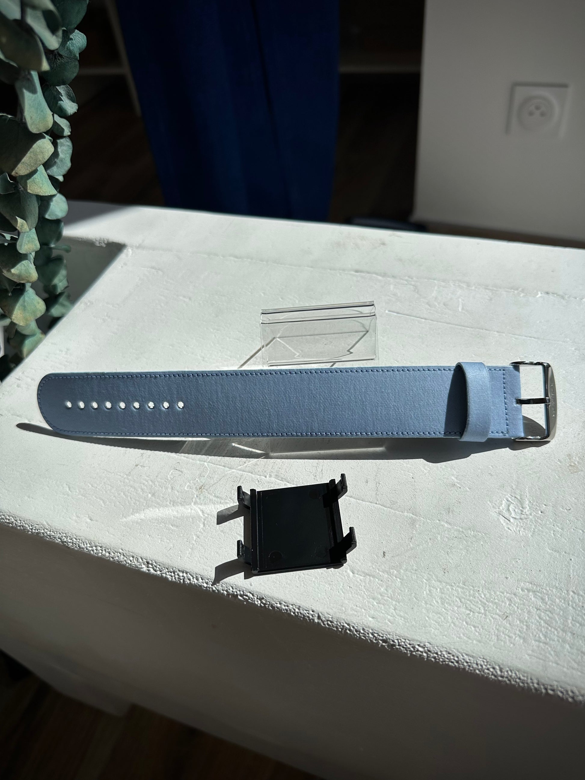 Bracelet STAMPS bleu ciel Airy Blue posé sur table 