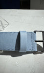 Gros plan sur la texture STAMPSTexx du bracelet bleu ciel