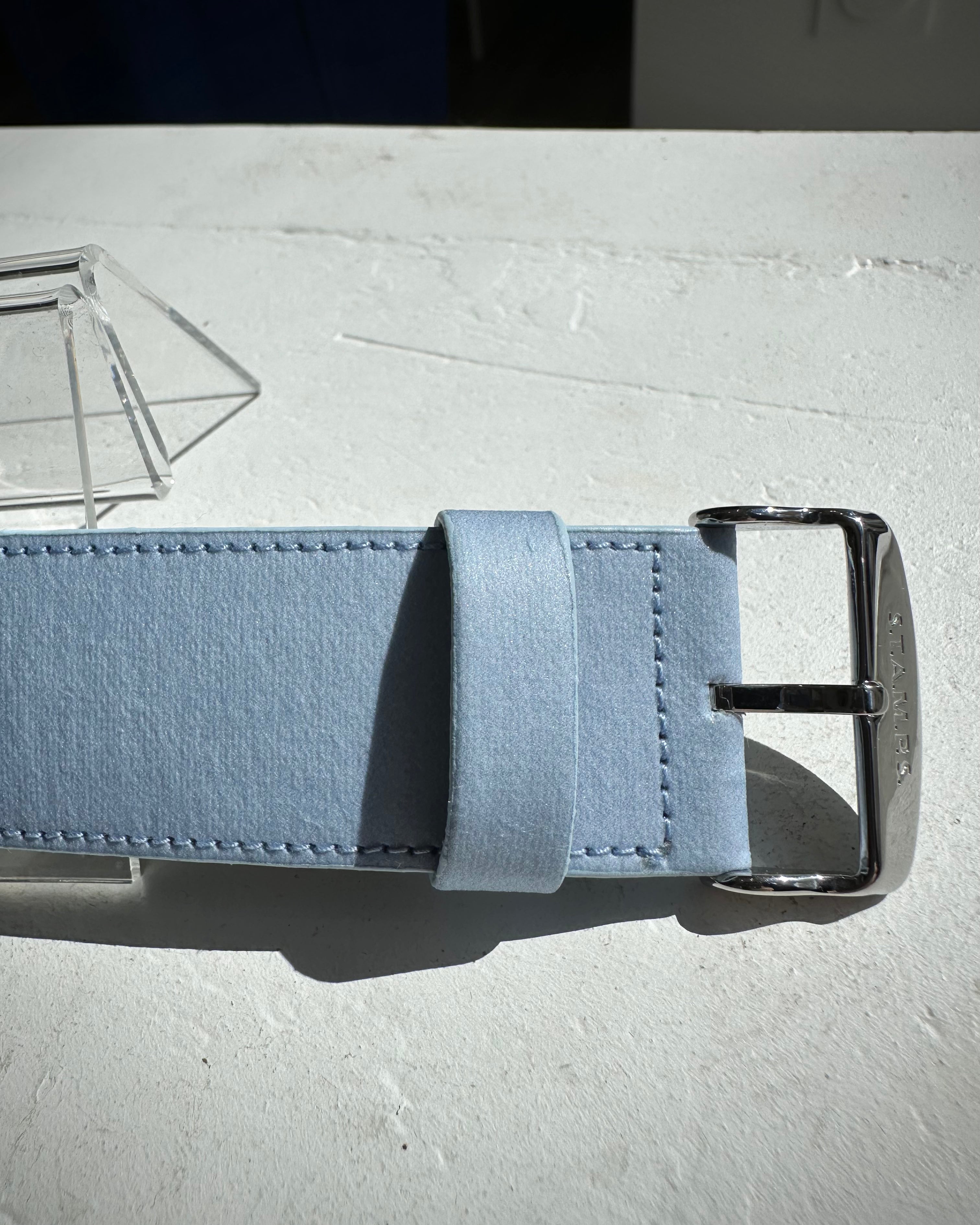 Gros plan sur la texture STAMPSTexx du bracelet bleu ciel