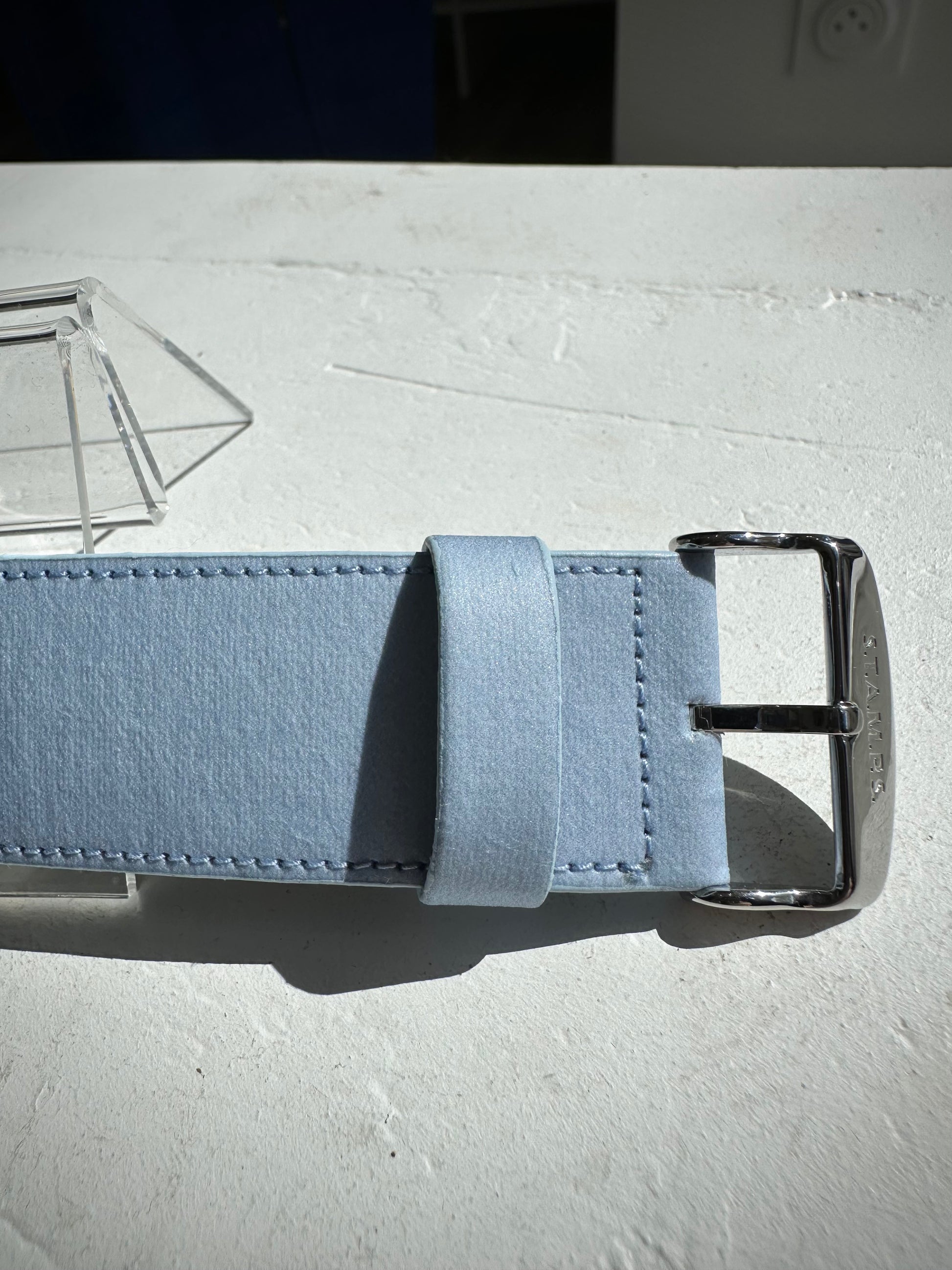 Gros plan sur la texture STAMPSTexx du bracelet bleu ciel