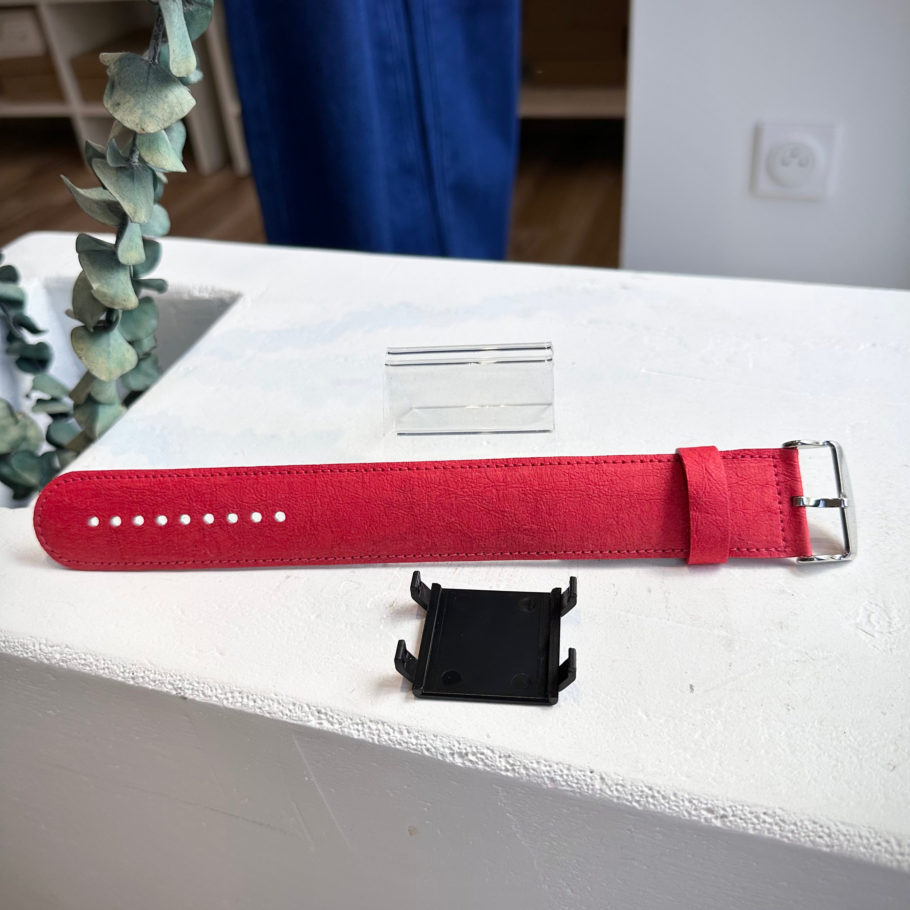 Bracelet STAMPS rouge Chilli Pepper posé sur table 