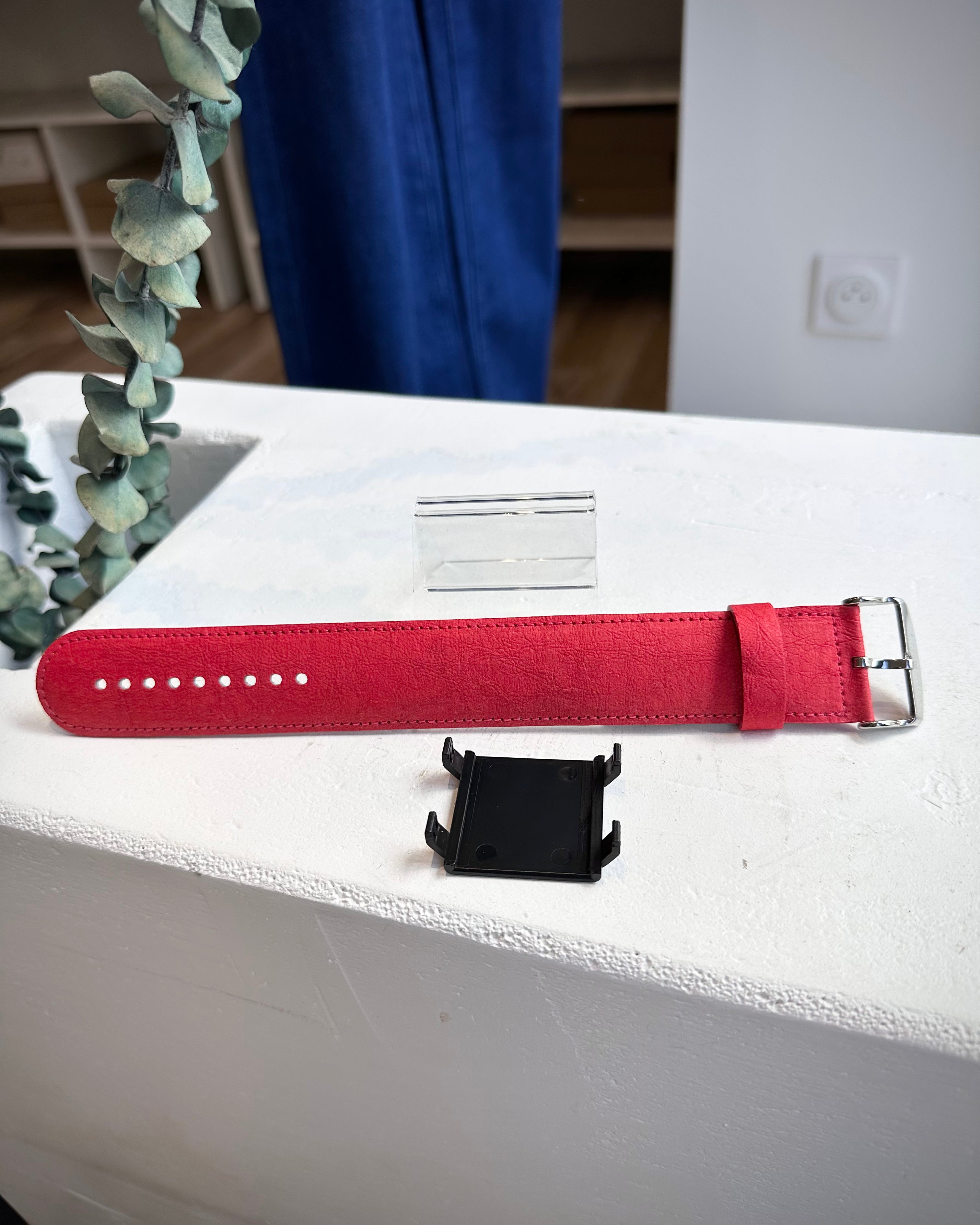 Bracelet STAMPS rouge Chilli Pepper posé sur table 