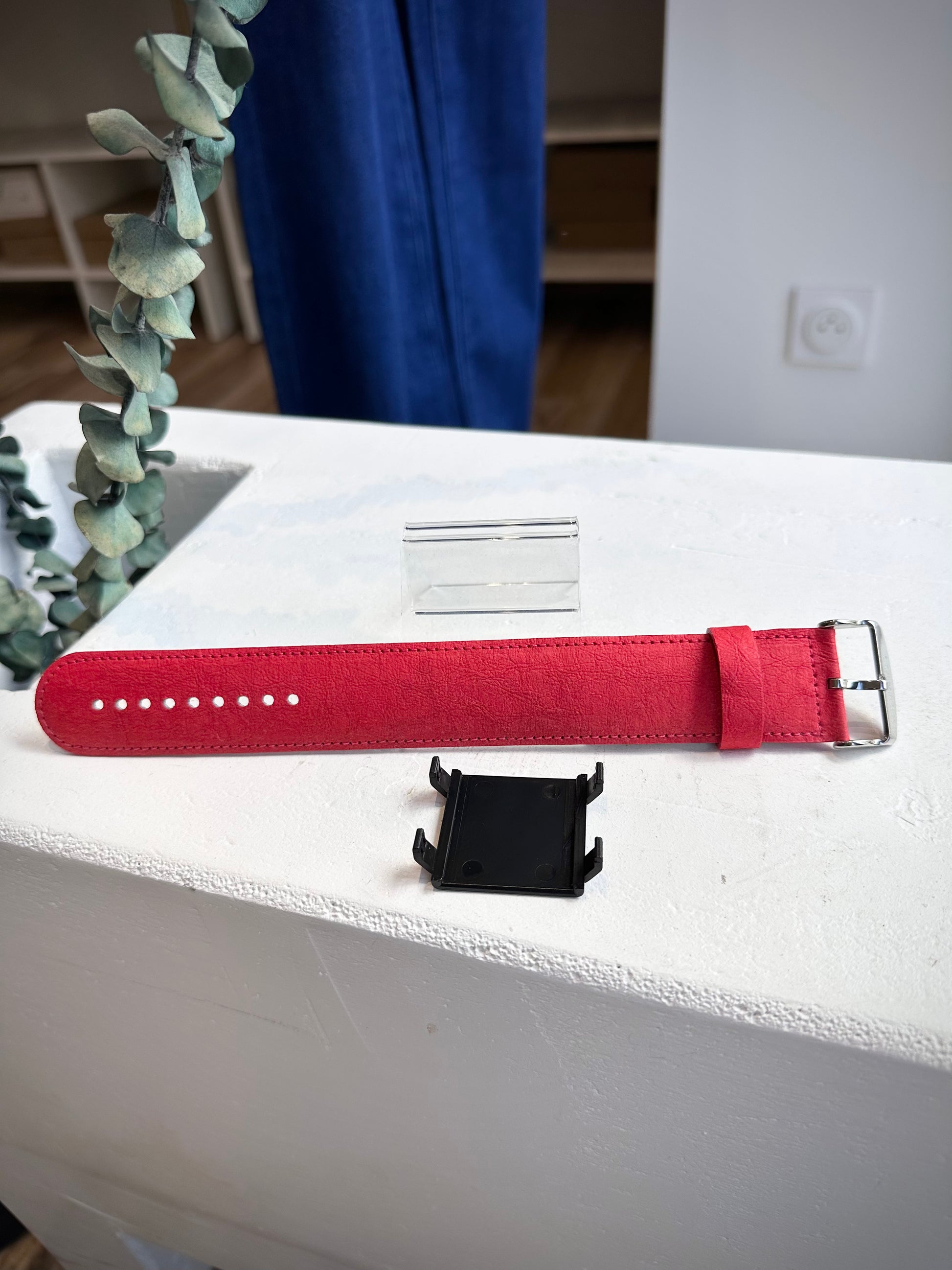 Bracelet STAMPS rouge Chilli Pepper posé sur table 