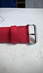 Gros plan sur la texture STAMPSTexx du bracelet rouge