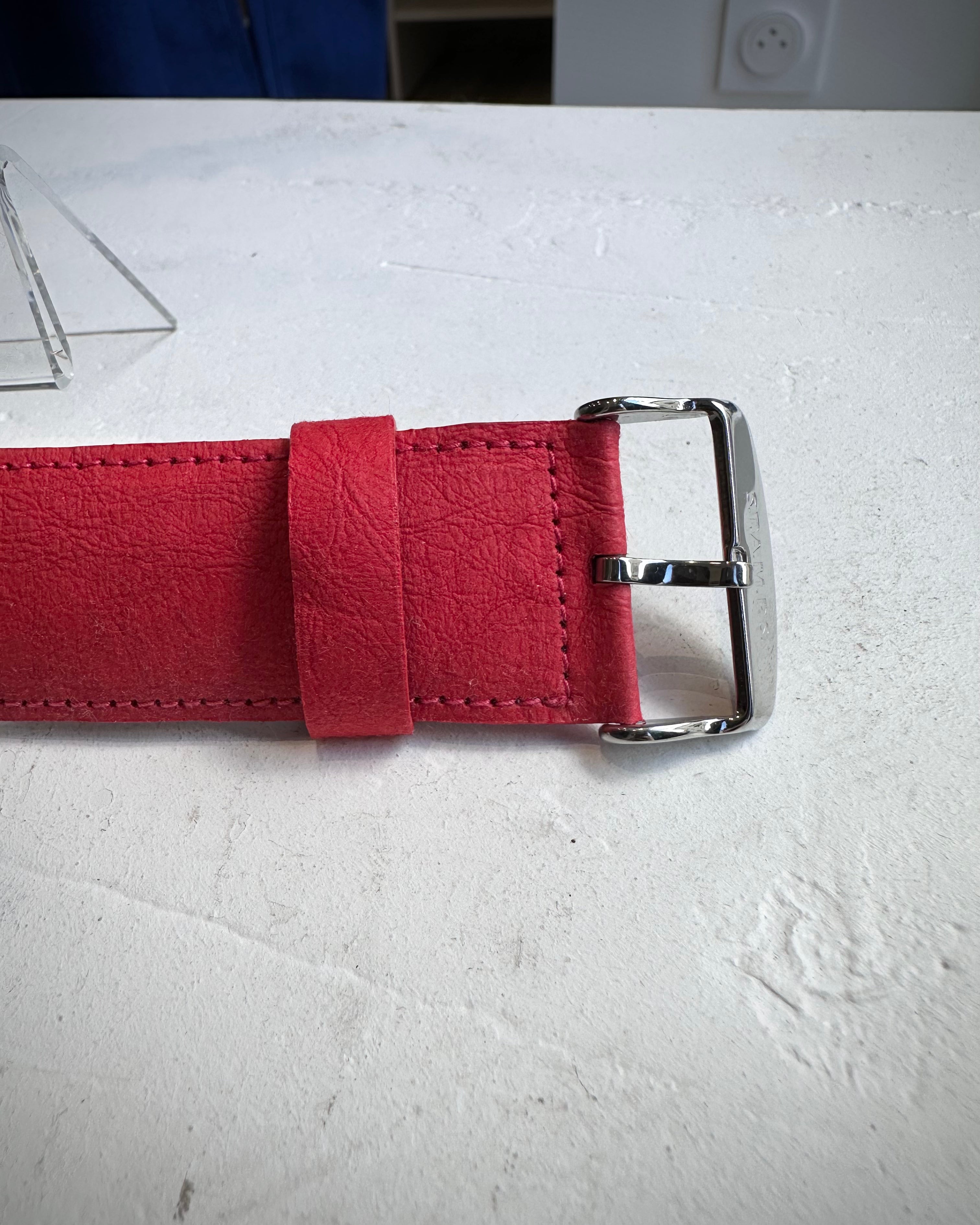 Gros plan sur la texture STAMPSTexx du bracelet rouge