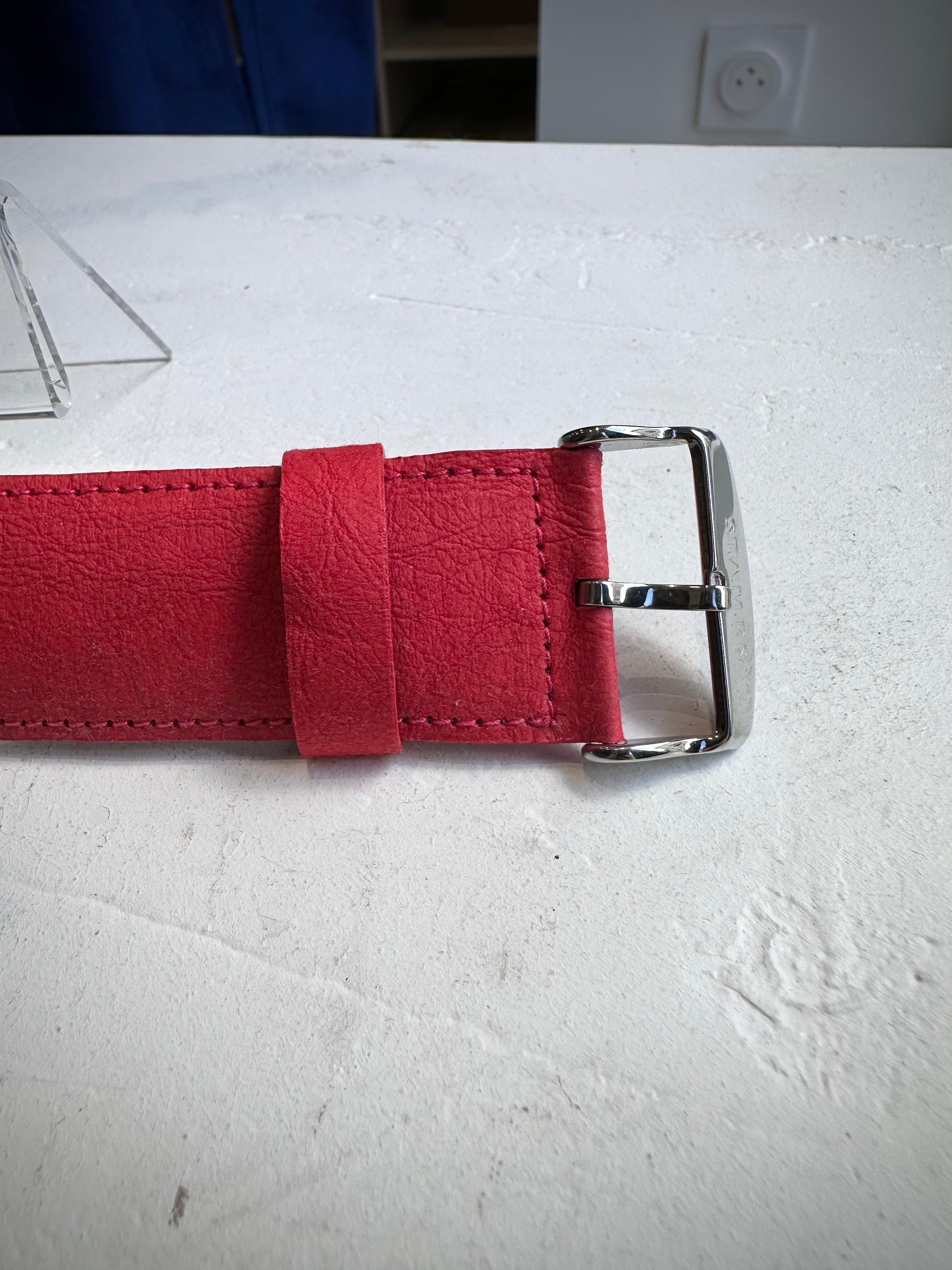 Gros plan sur la texture STAMPSTexx du bracelet rouge