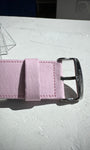 Gros plan sur la texture STAMPSTexx du bracelet rose