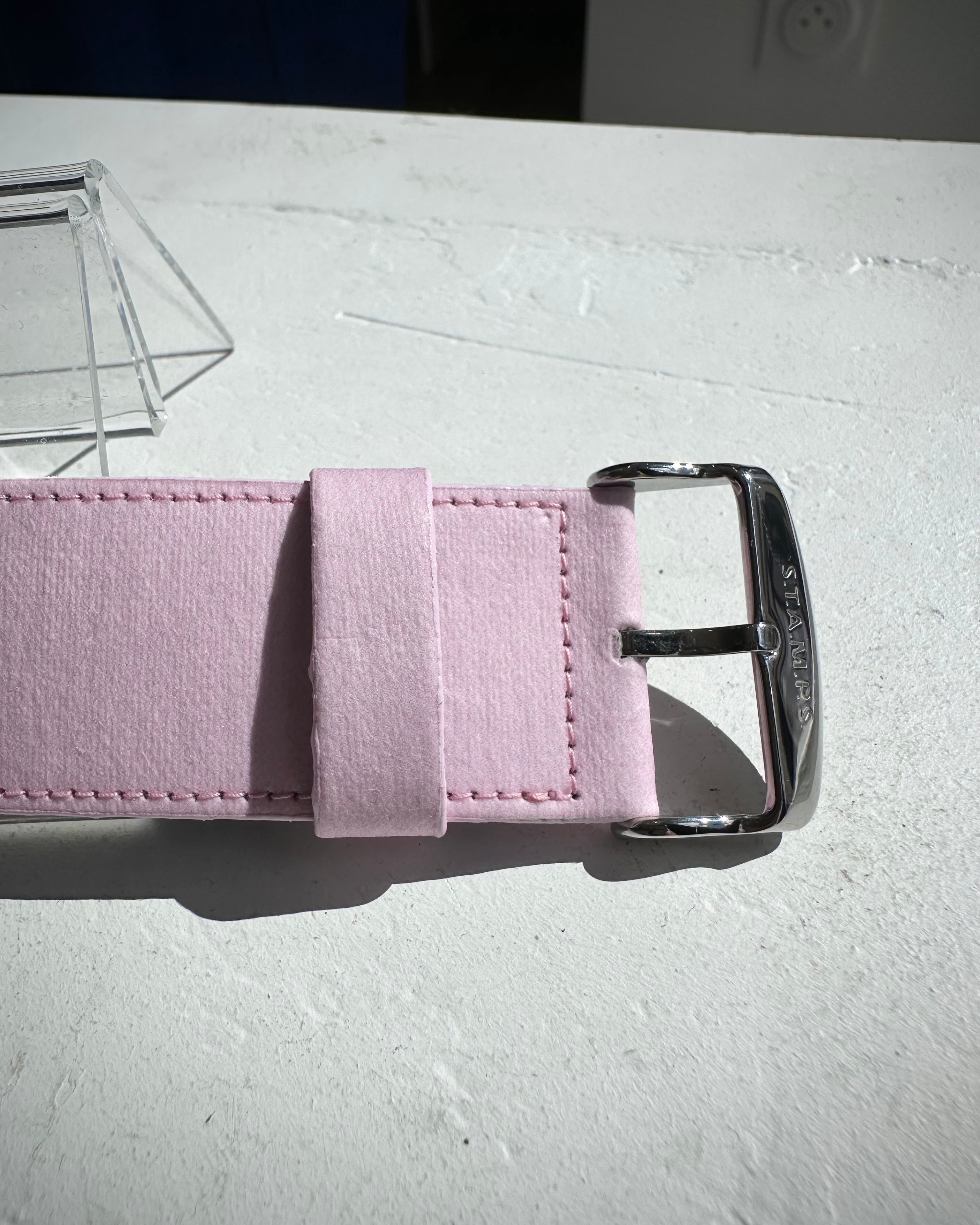 Gros plan sur la texture STAMPSTexx du bracelet rose