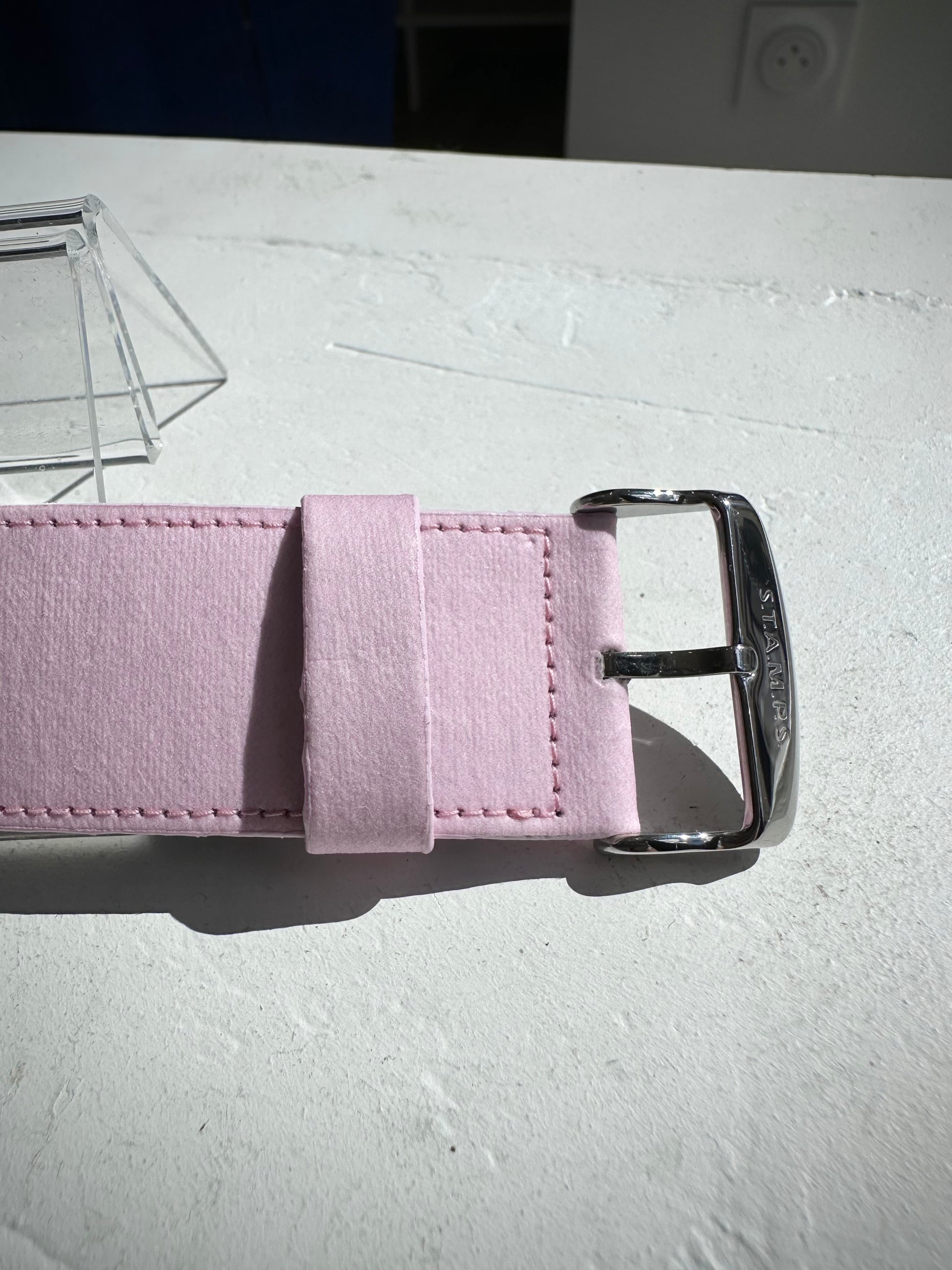 Gros plan sur la texture STAMPSTexx du bracelet rose