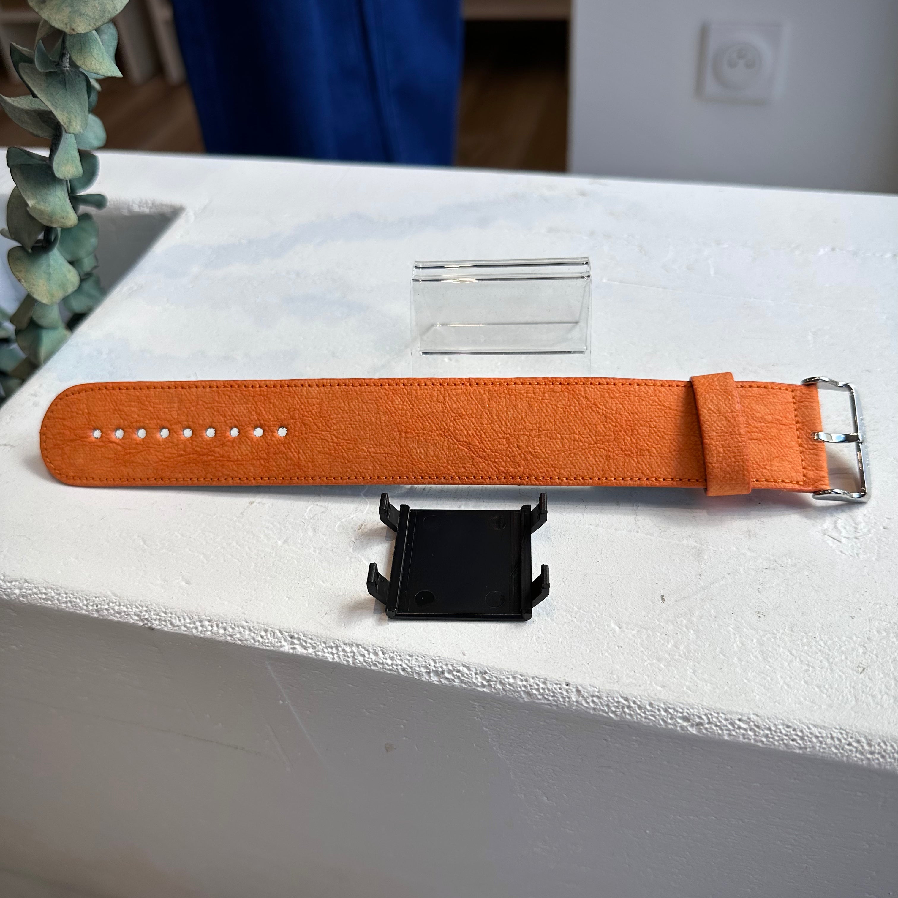 Bracelet STAMPS orange Tangerine posé sur table
