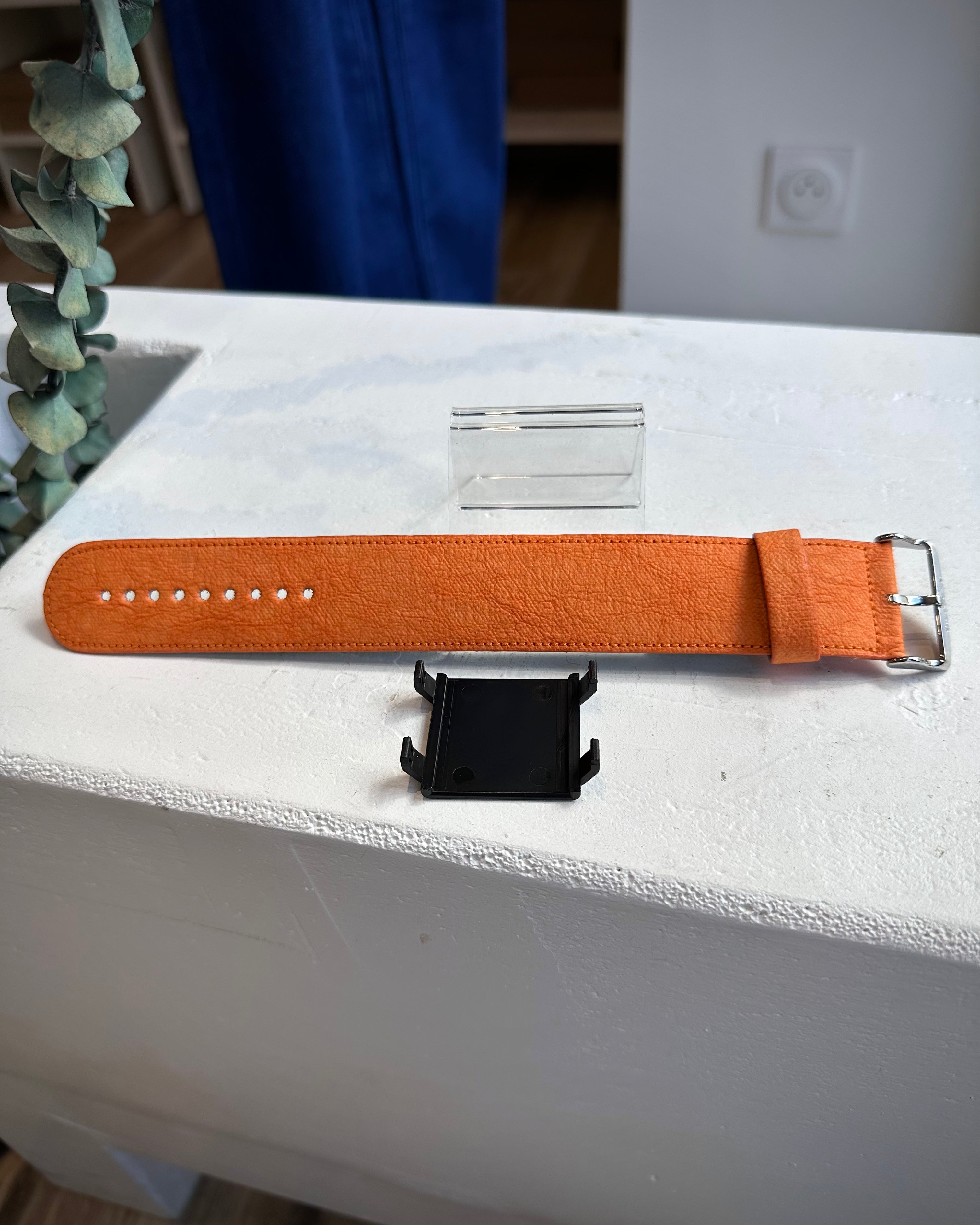 Bracelet STAMPS orange Tangerine posé sur table