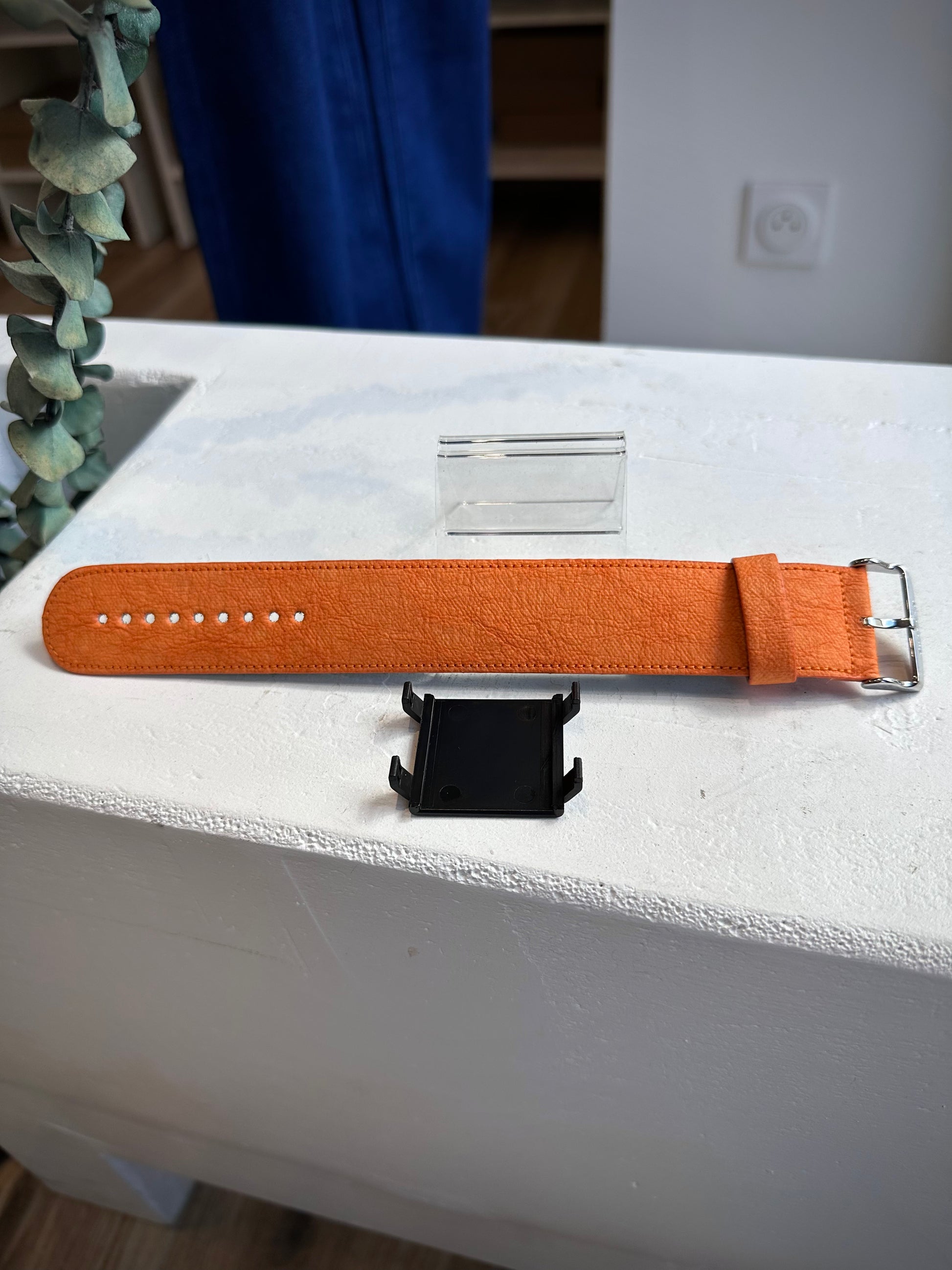 Bracelet STAMPS orange Tangerine posé sur table