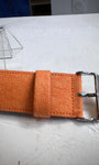 Gros plan sur la texture STAMPSTexx du bracelet orange