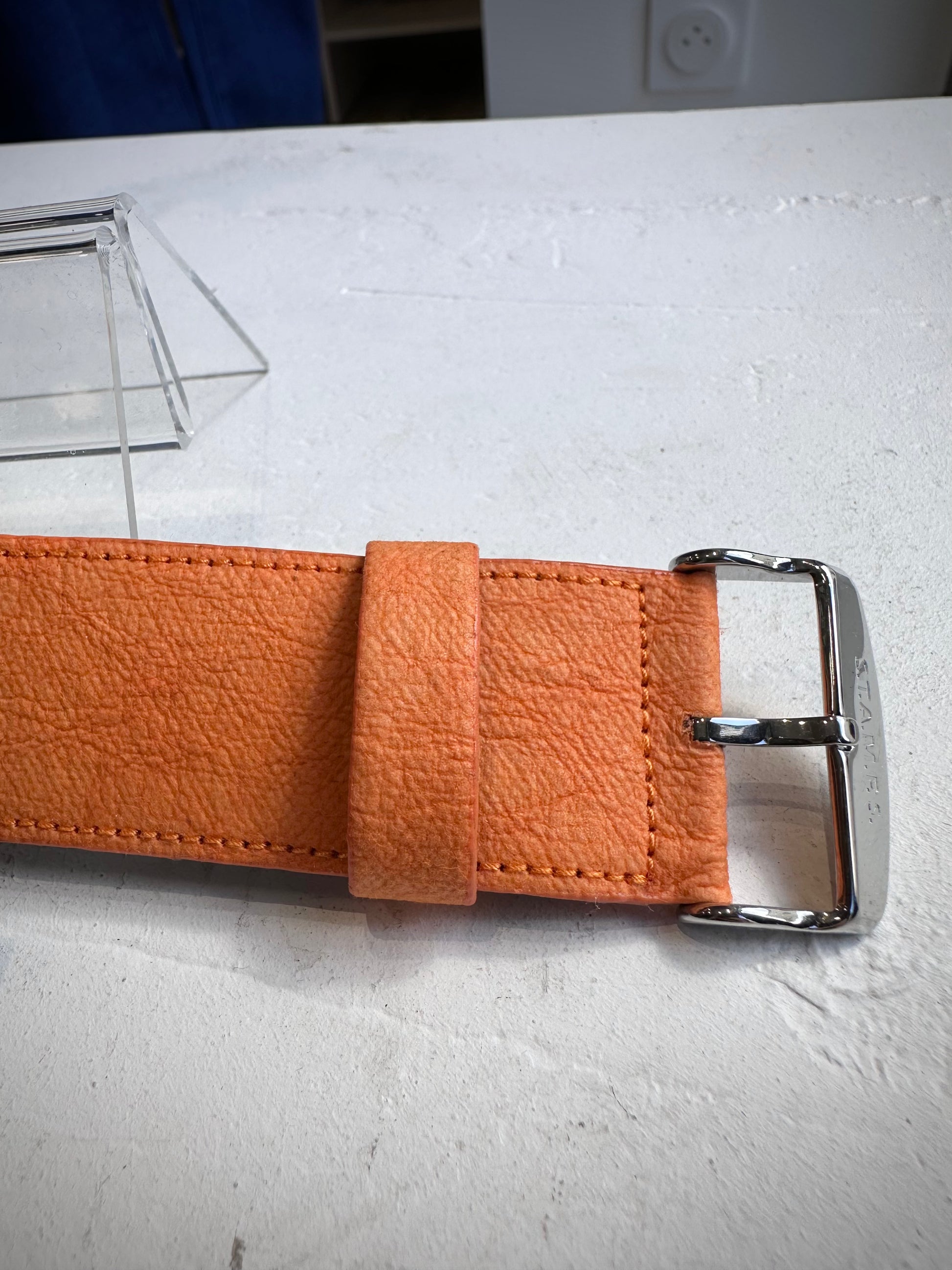 Gros plan sur la texture STAMPSTexx du bracelet orange