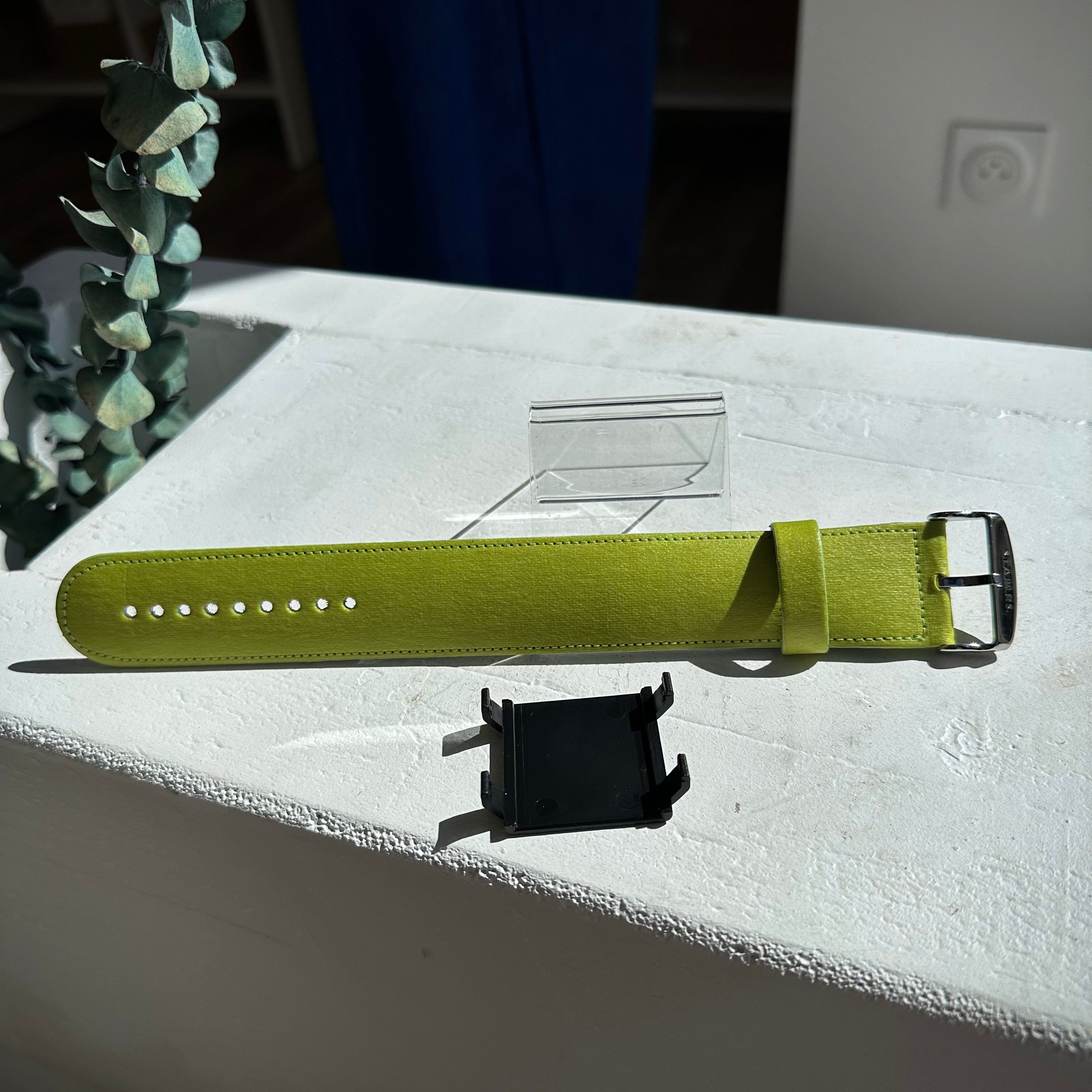 Bracelet STAMPS vert anis White Grape posé sur table
