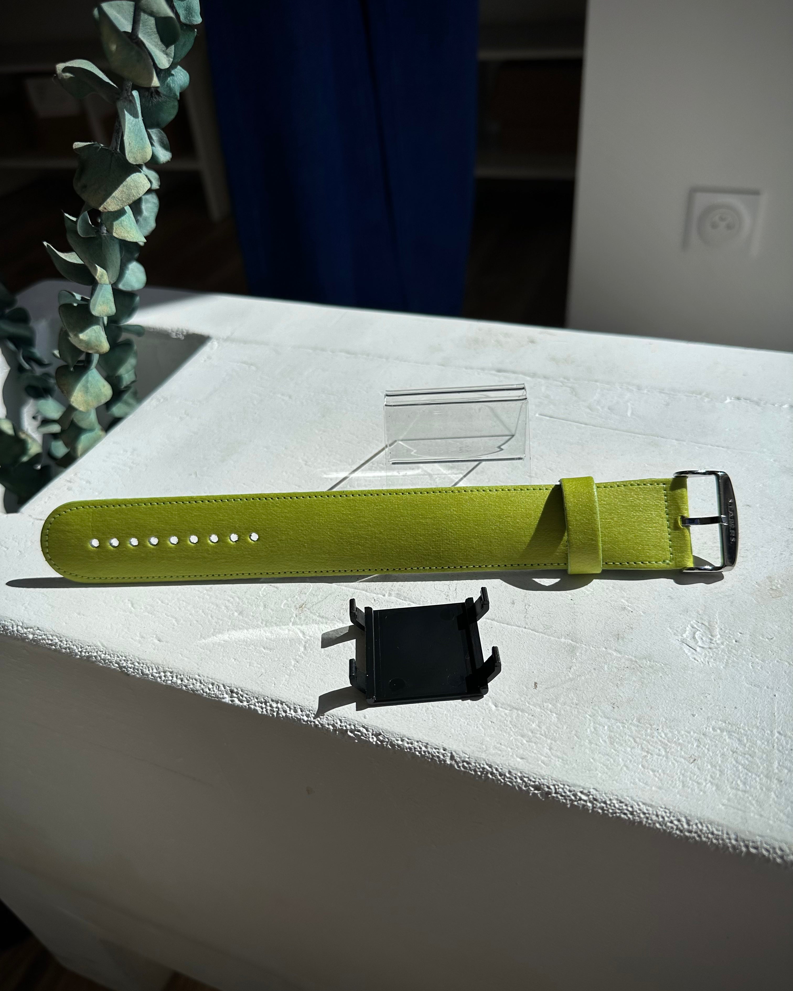 Bracelet STAMPS vert anis White Grape posé sur table