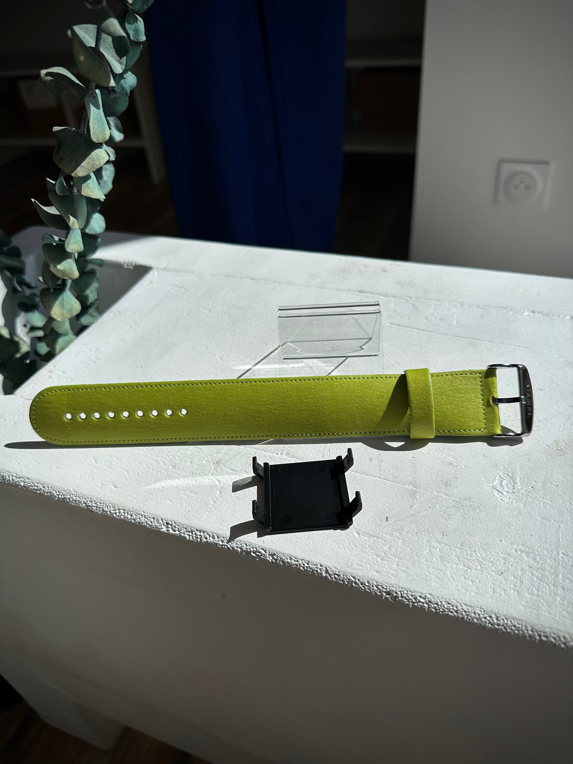 Bracelet STAMPS vert anis White Grape posé sur table