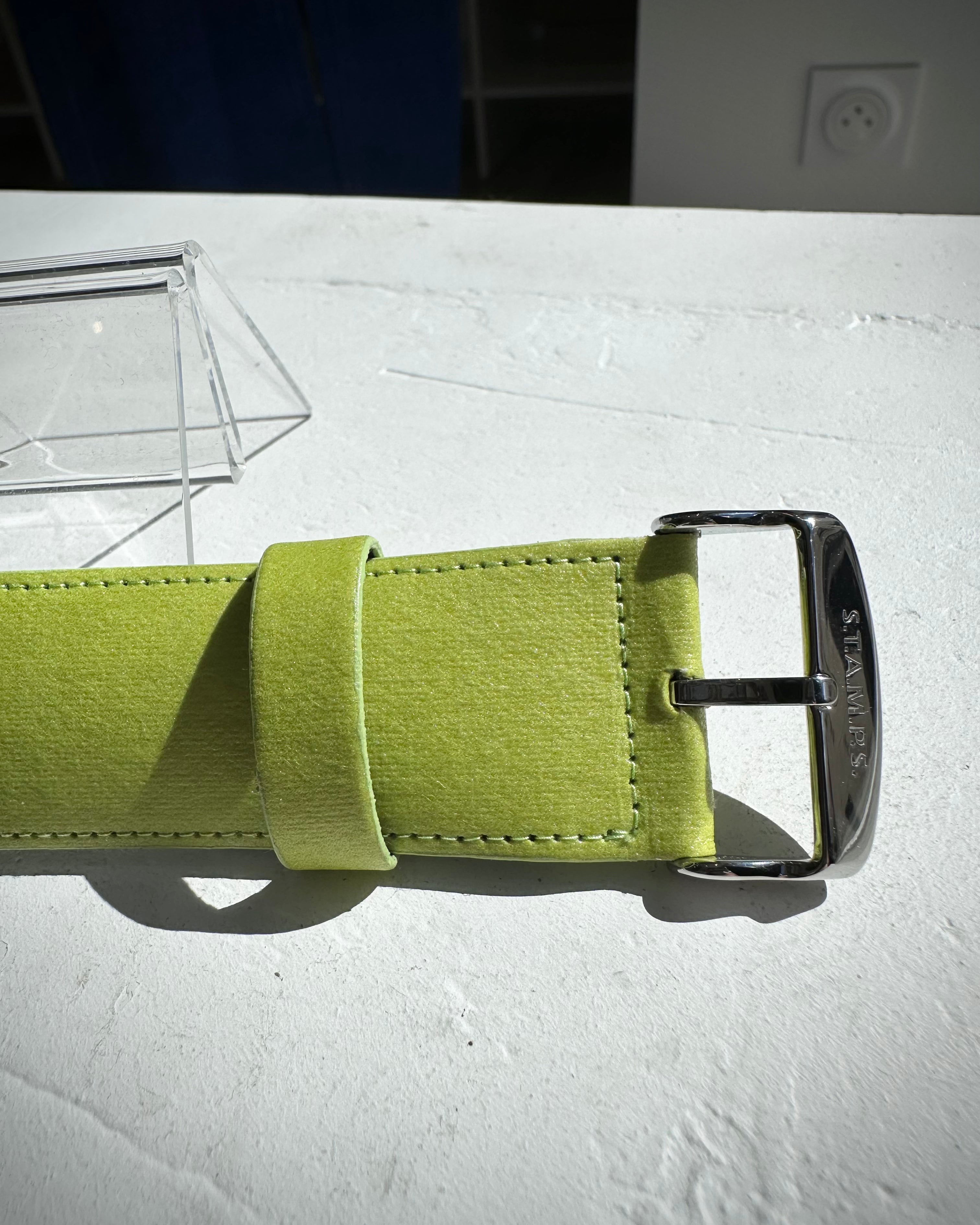 Gros plan sur la texture STAMPSTexx du bracelet vert