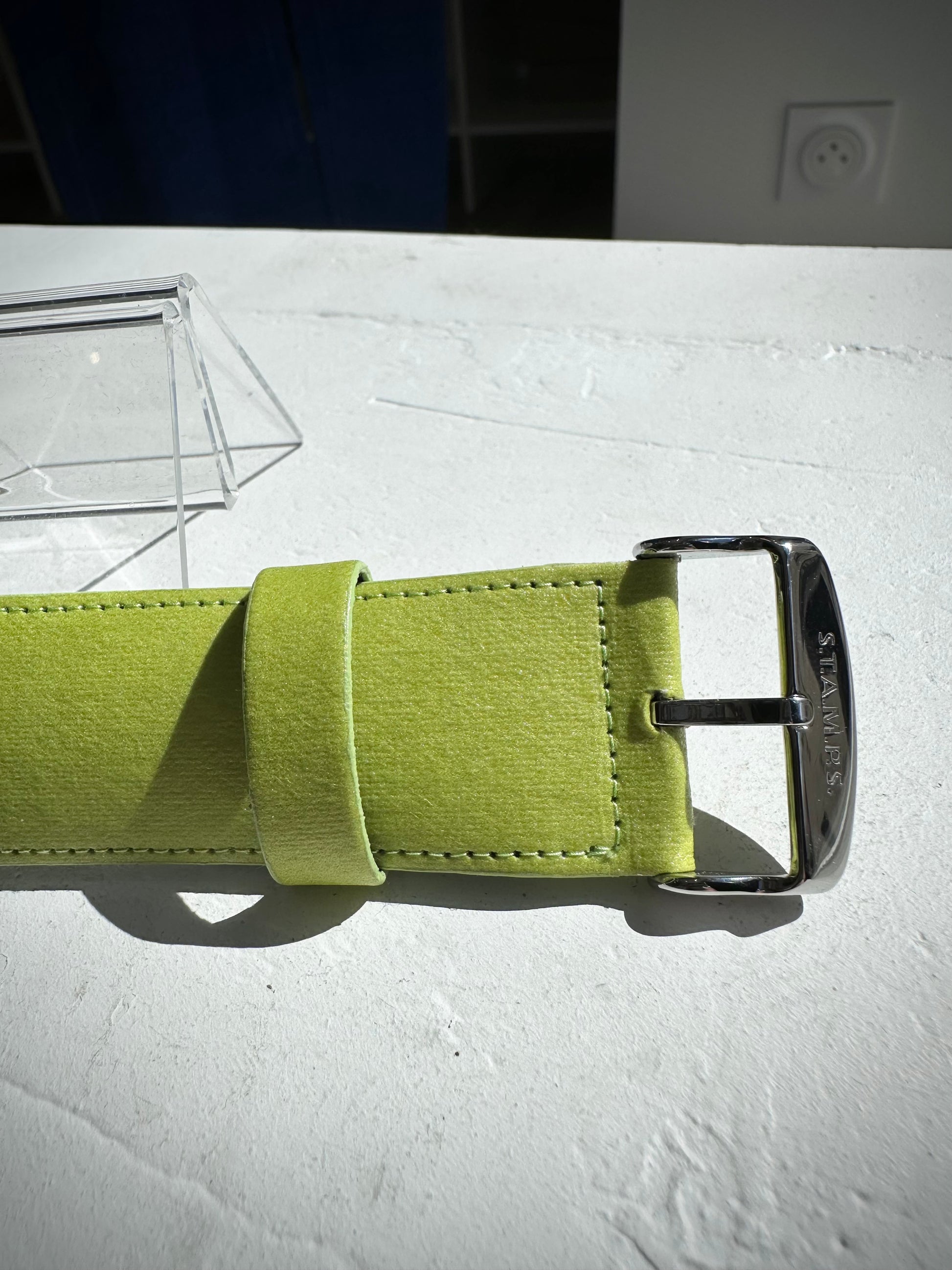 Gros plan sur la texture STAMPSTexx du bracelet vert
