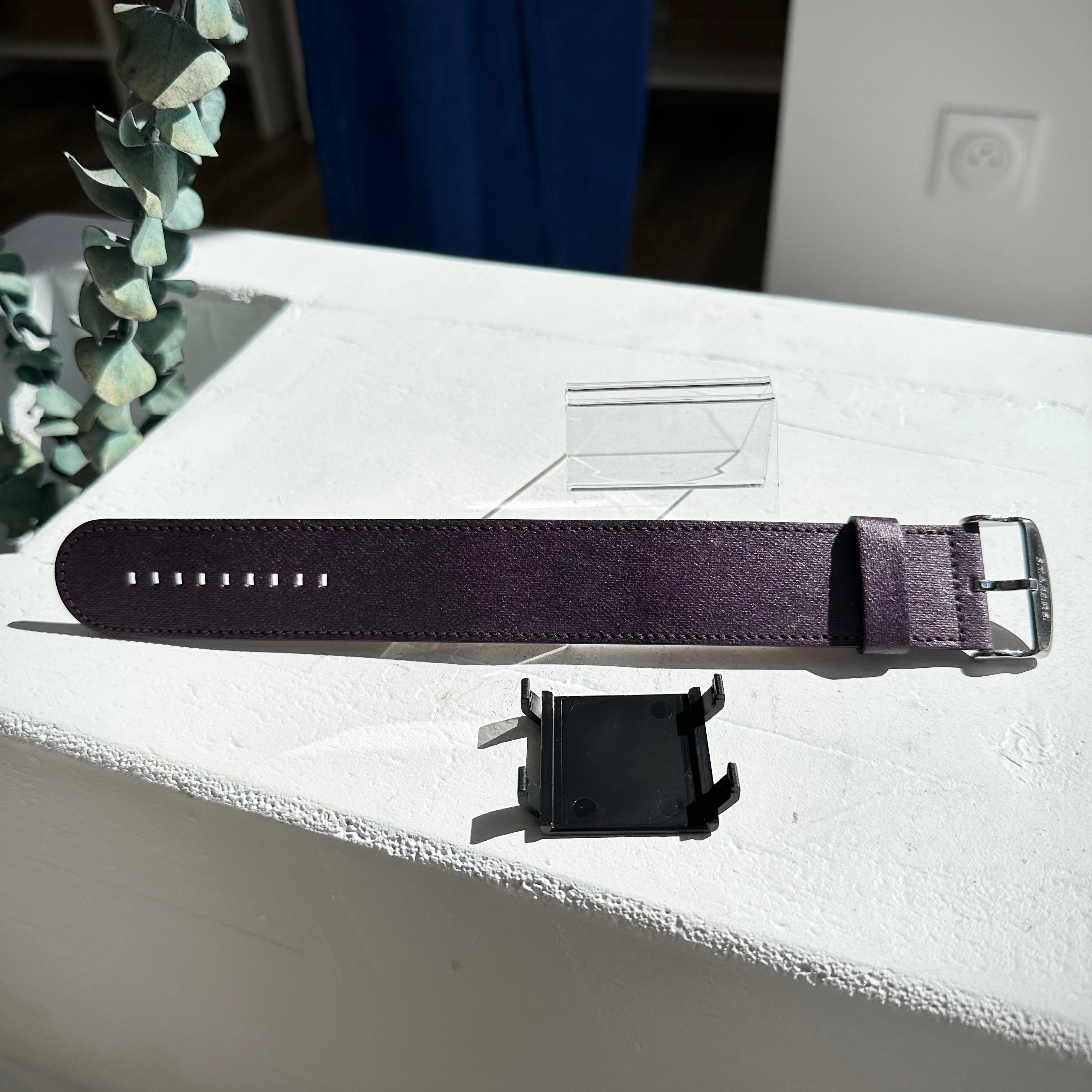 Bracelet STAMPS violet Winery posé sur table