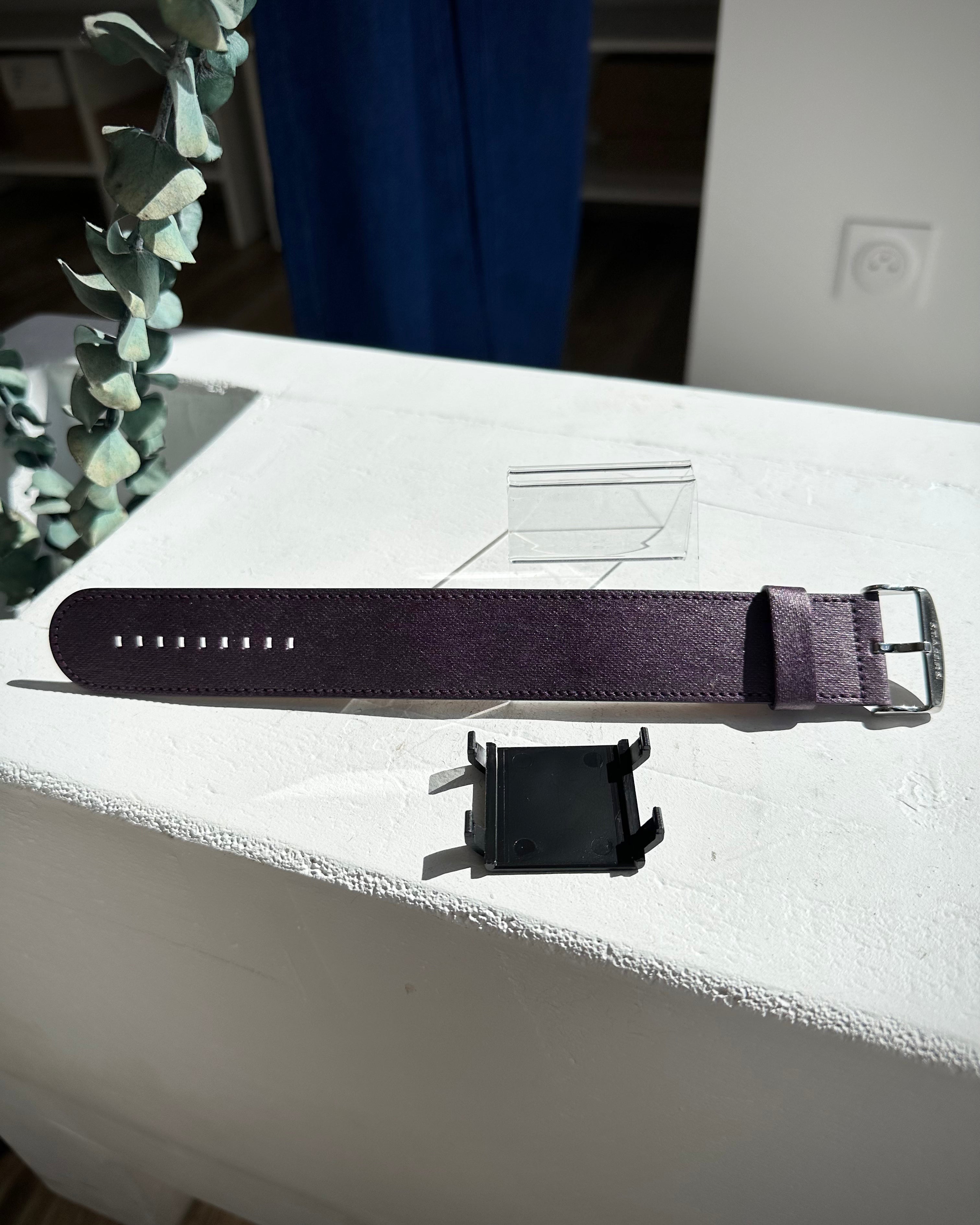 Bracelet STAMPS violet Winery posé sur table