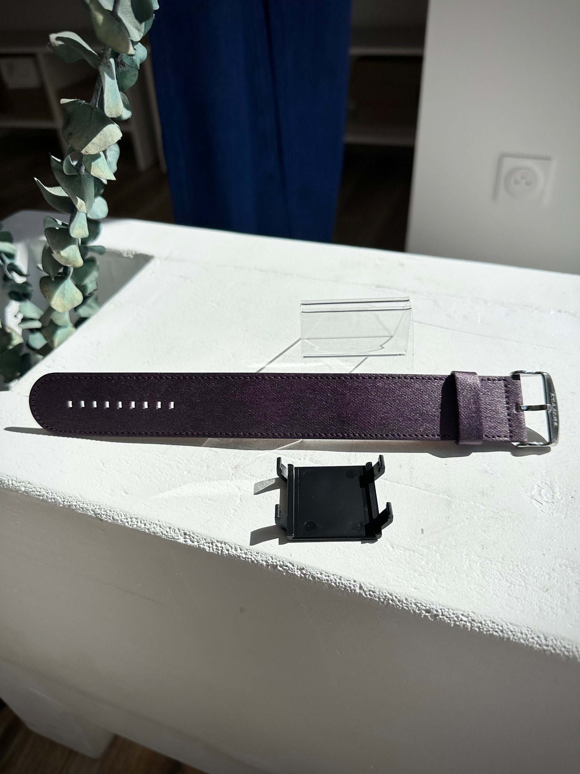 Bracelet STAMPS violet Winery posé sur table