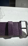 Gros plan sur la texture STAMPSTexx du bracelet violet