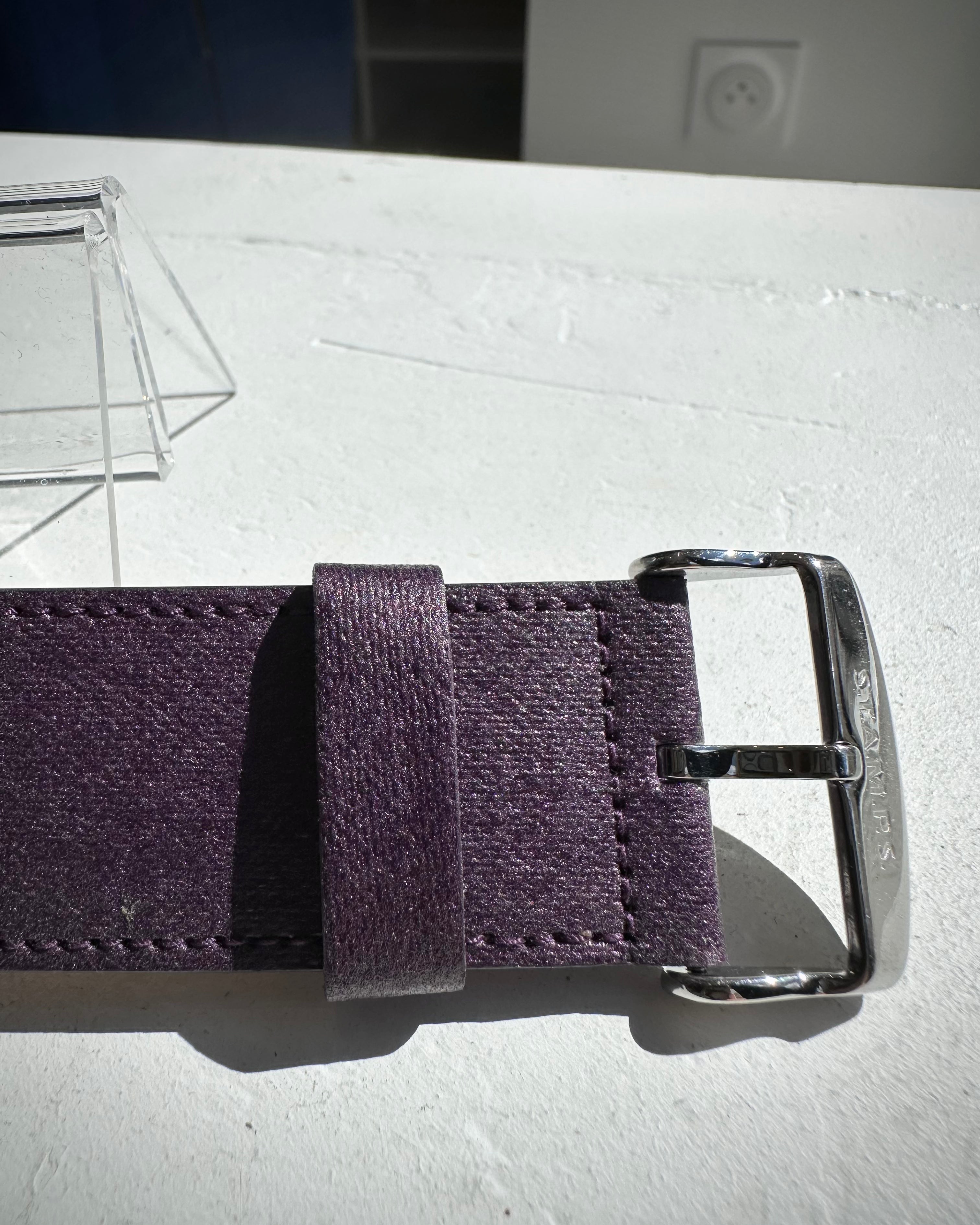 Gros plan sur la texture STAMPSTexx du bracelet violet