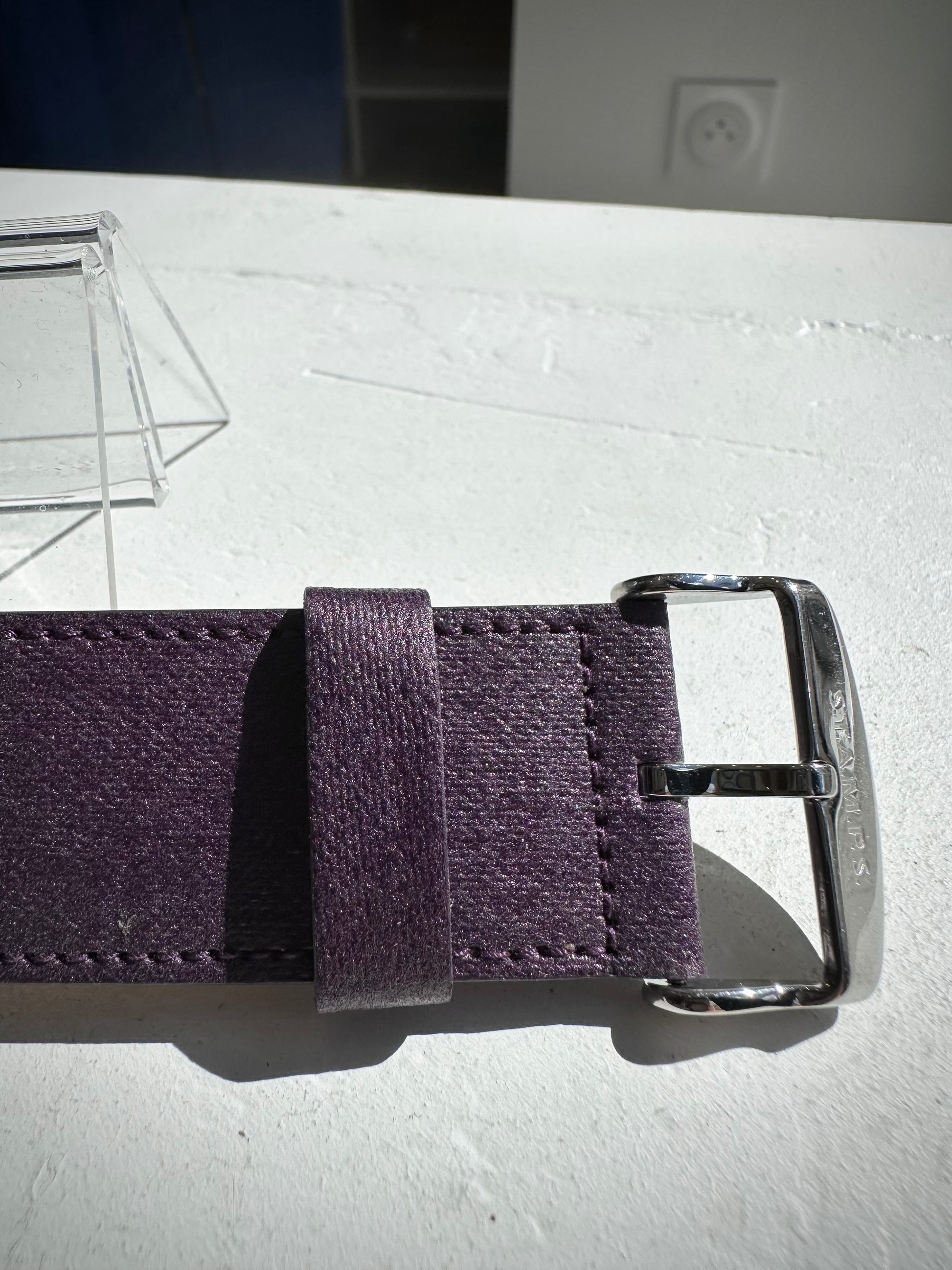 Gros plan sur la texture STAMPSTexx du bracelet violet