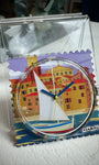 Gros plan cadran montre STAMPS Barco avec aiguilles bleu et trotteuse jaune