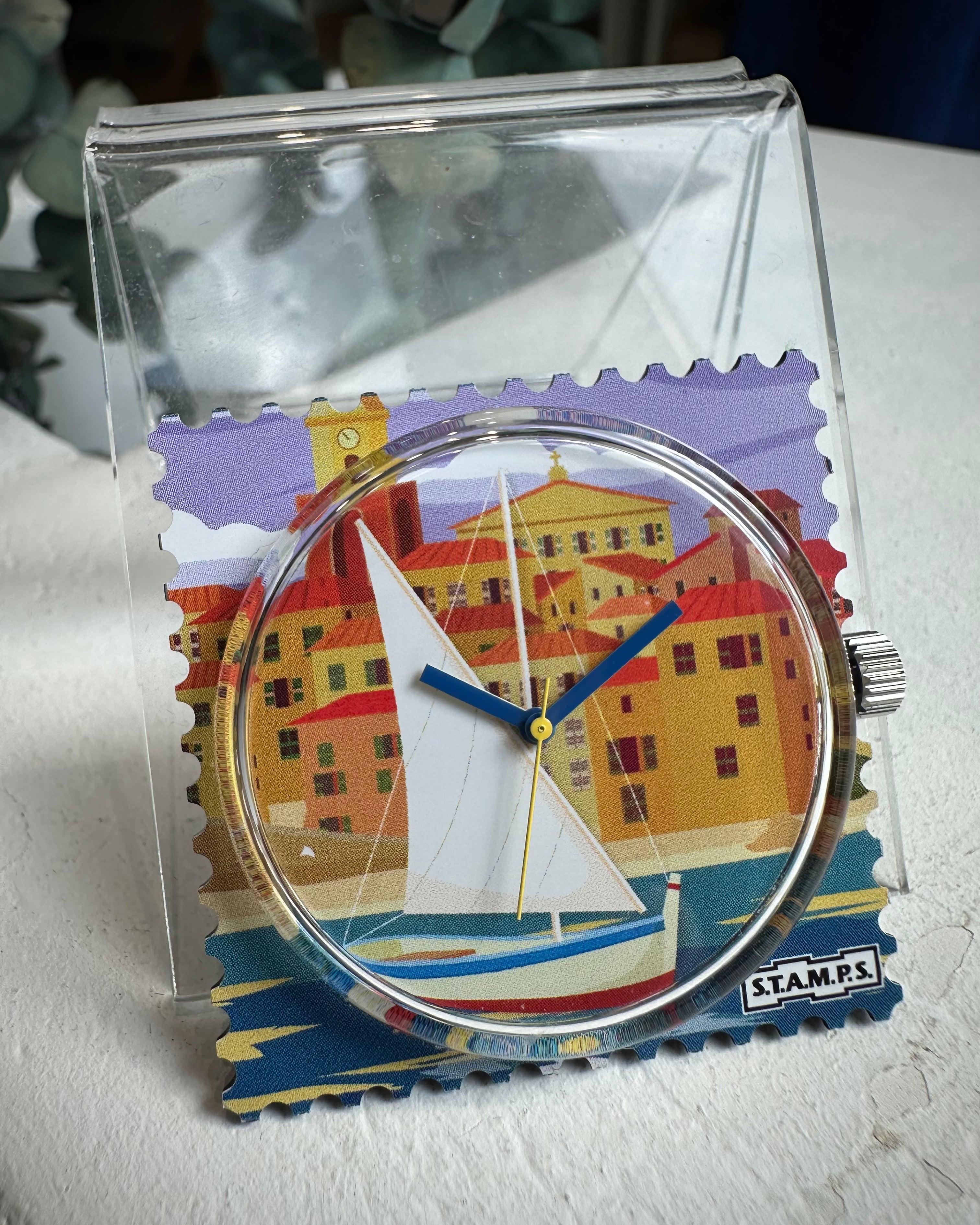 Gros plan cadran montre STAMPS Barco avec aiguilles bleu et trotteuse jaune