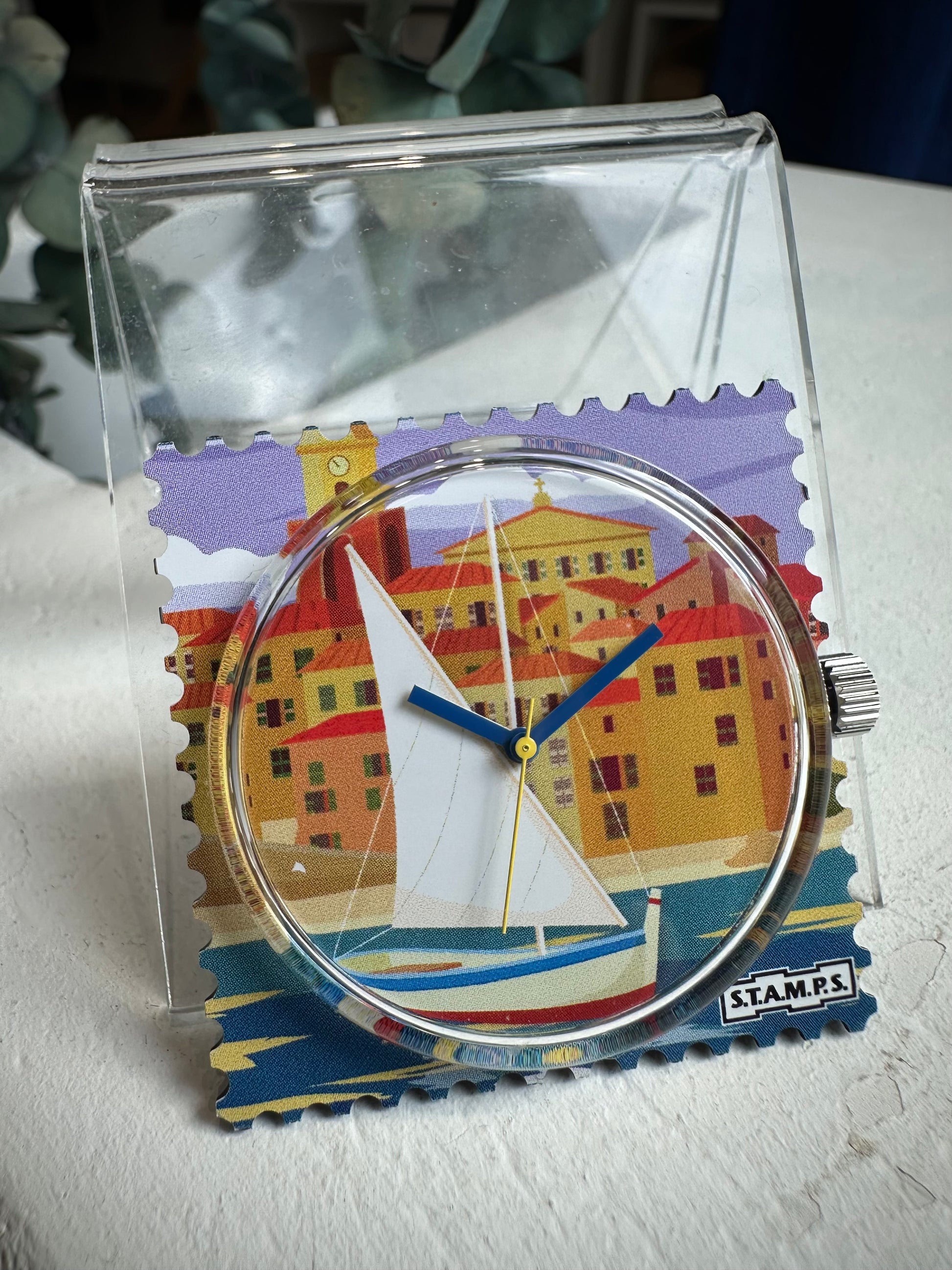 Gros plan cadran montre STAMPS Barco avec aiguilles bleu et trotteuse jaune