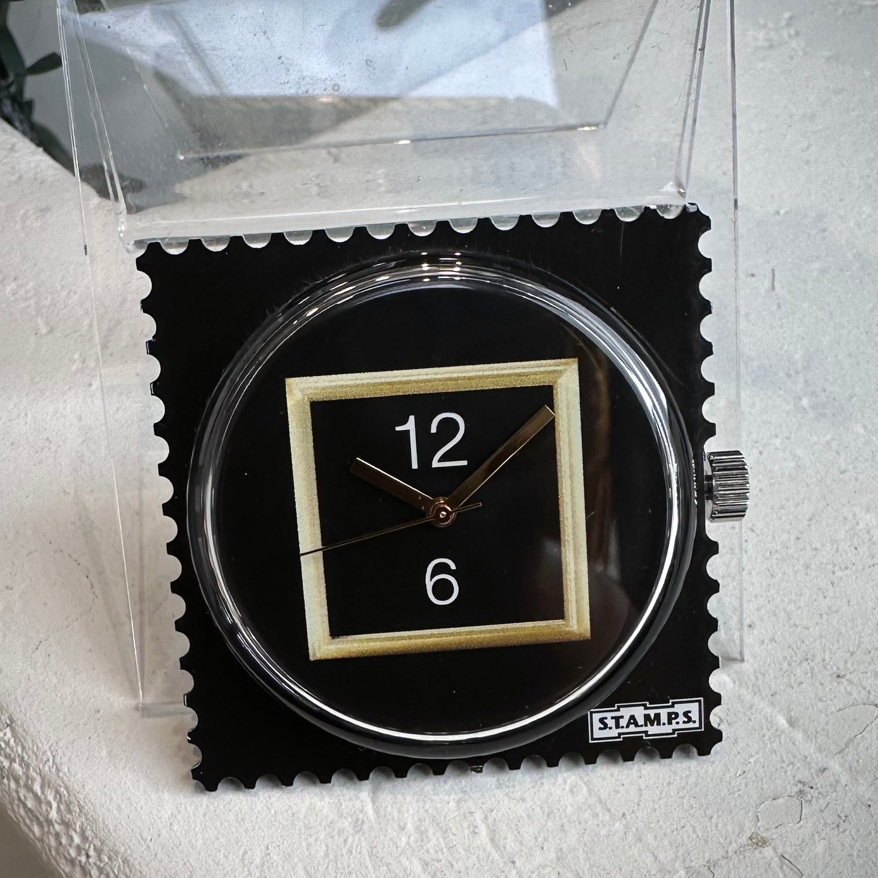 Cadran montre STAMPS Black Dream fond noir et cadre doré