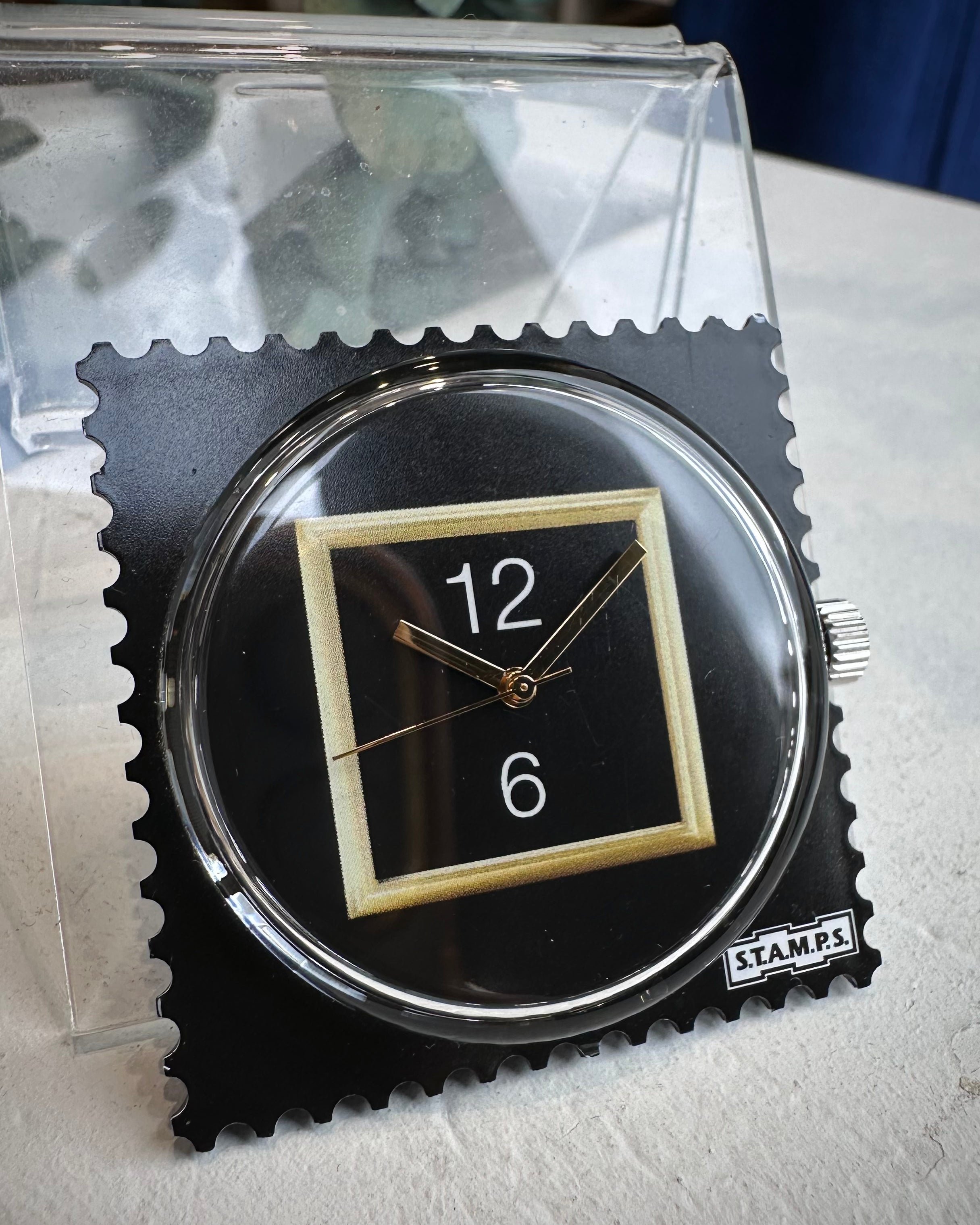 Gros plan aiguilles dorées cadran STAMPS Black Dream