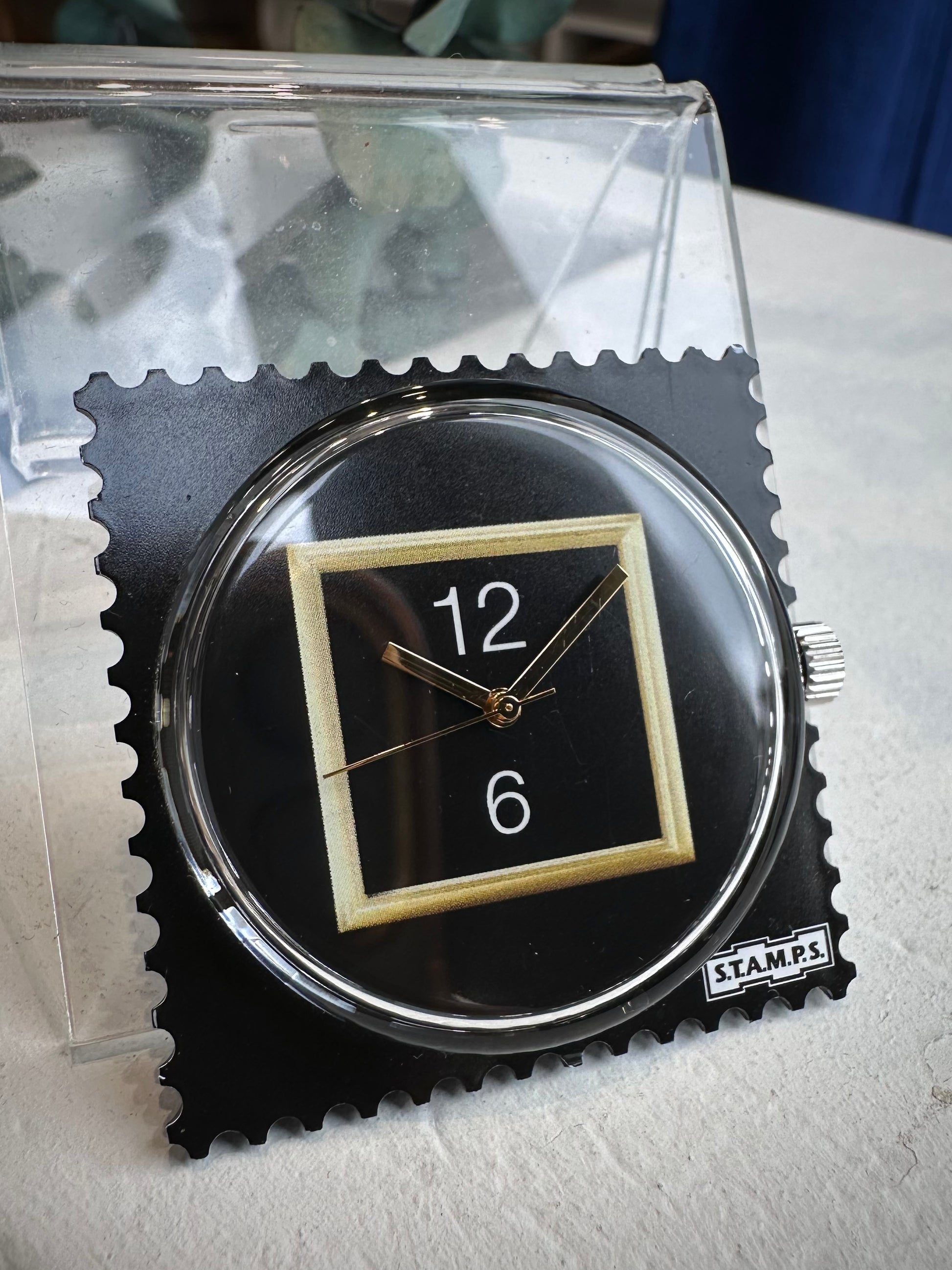 Gros plan aiguilles dorées cadran STAMPS Black Dream