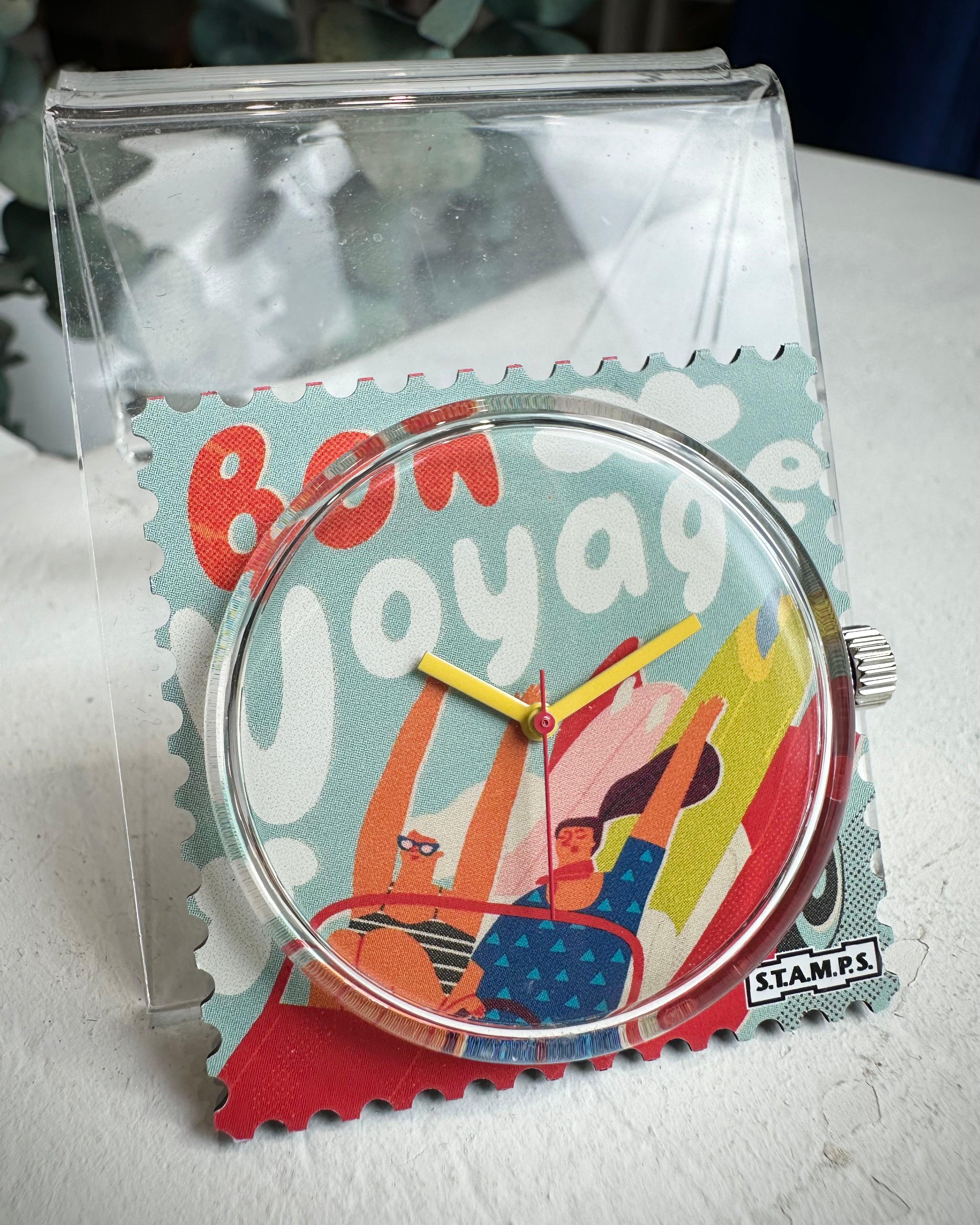 Gros plan cadran STAMPS surf voiture fond bleu avec personnages