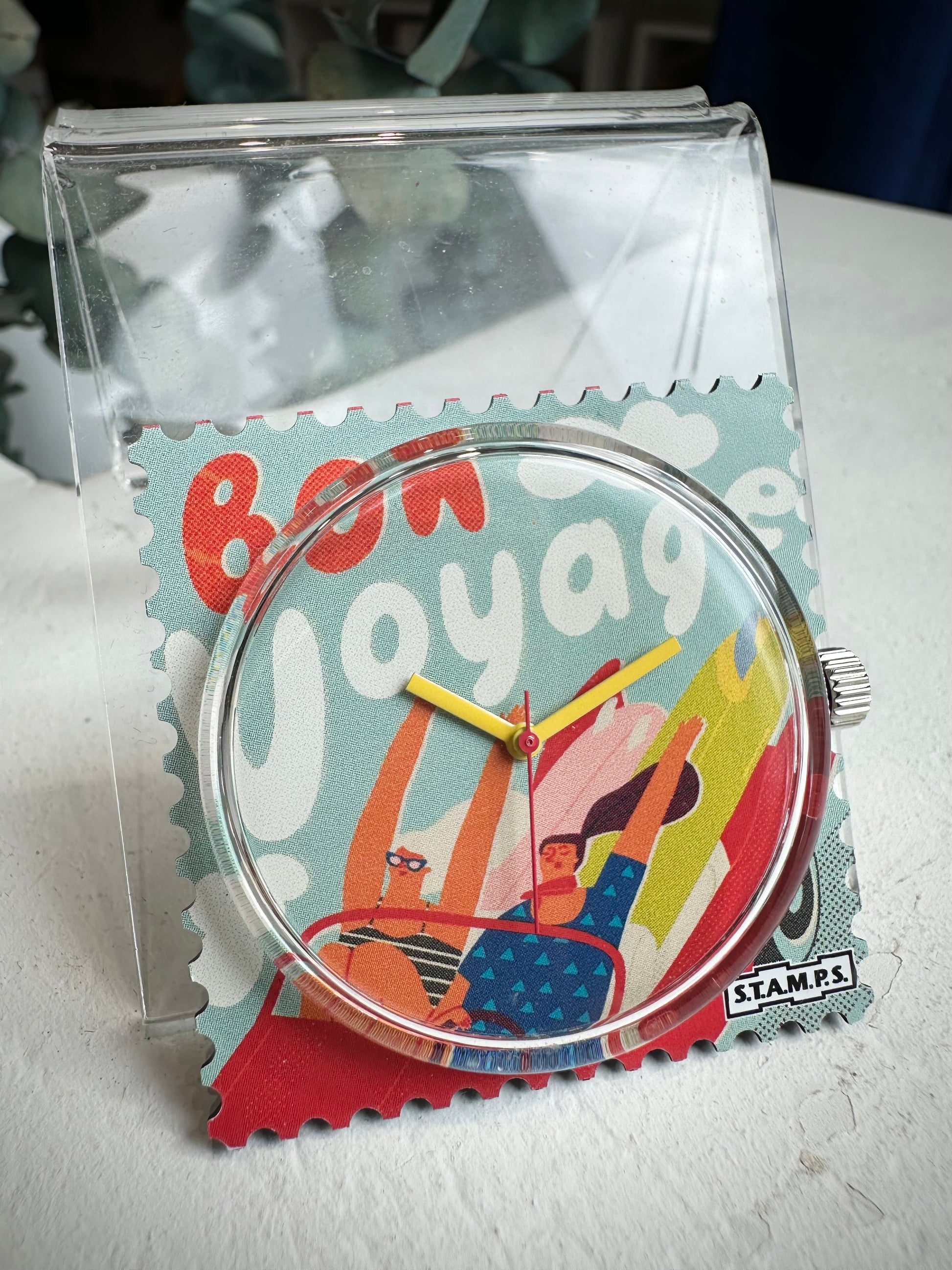 Gros plan cadran STAMPS surf voiture fond bleu avec personnages