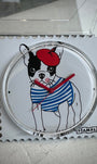 Gros plan cadran STAMPS chien avec béret rouge 